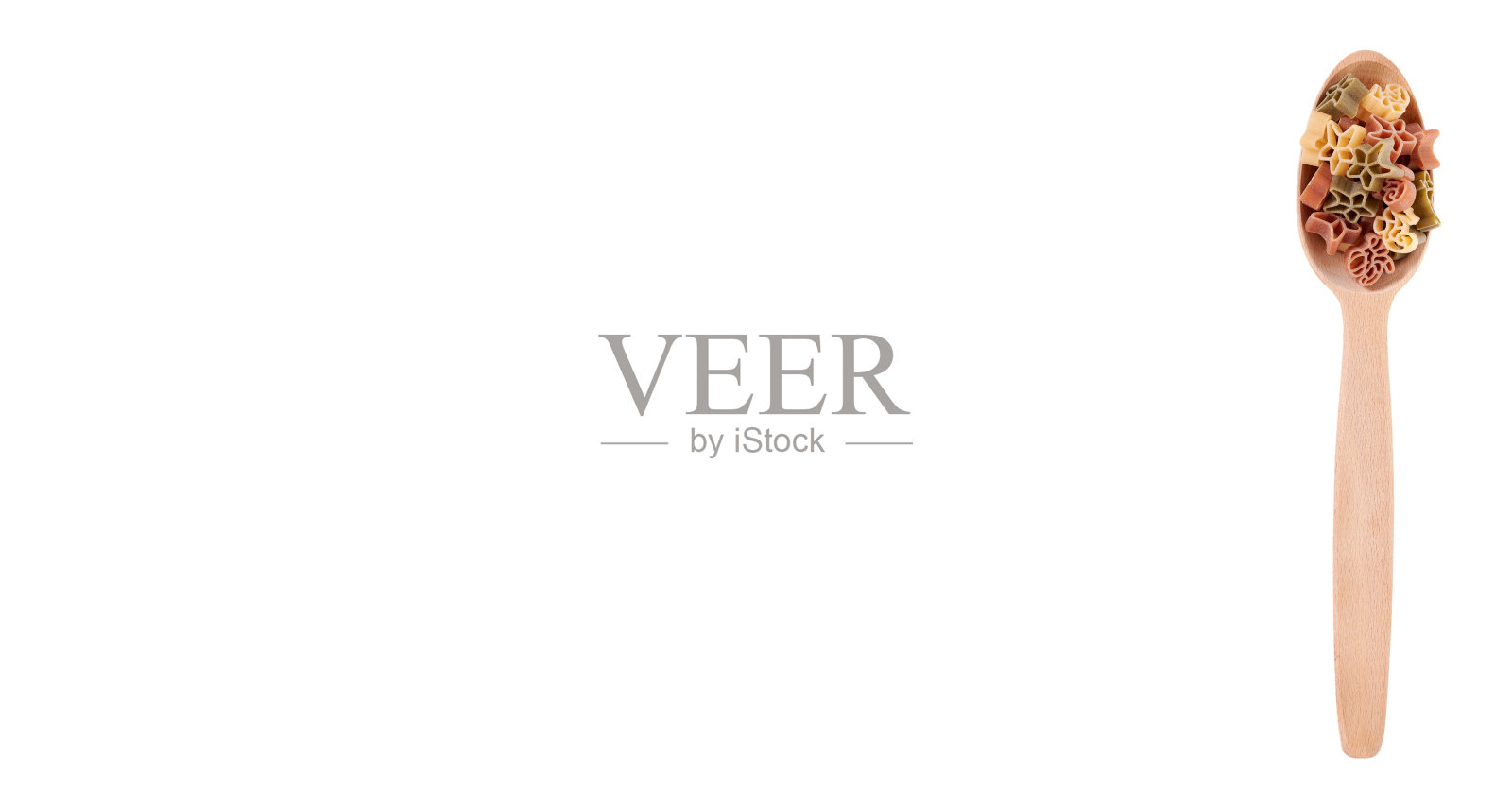 用木勺盛着新鲜的彩色意面。孤立在白色背景上。照片摄影图片