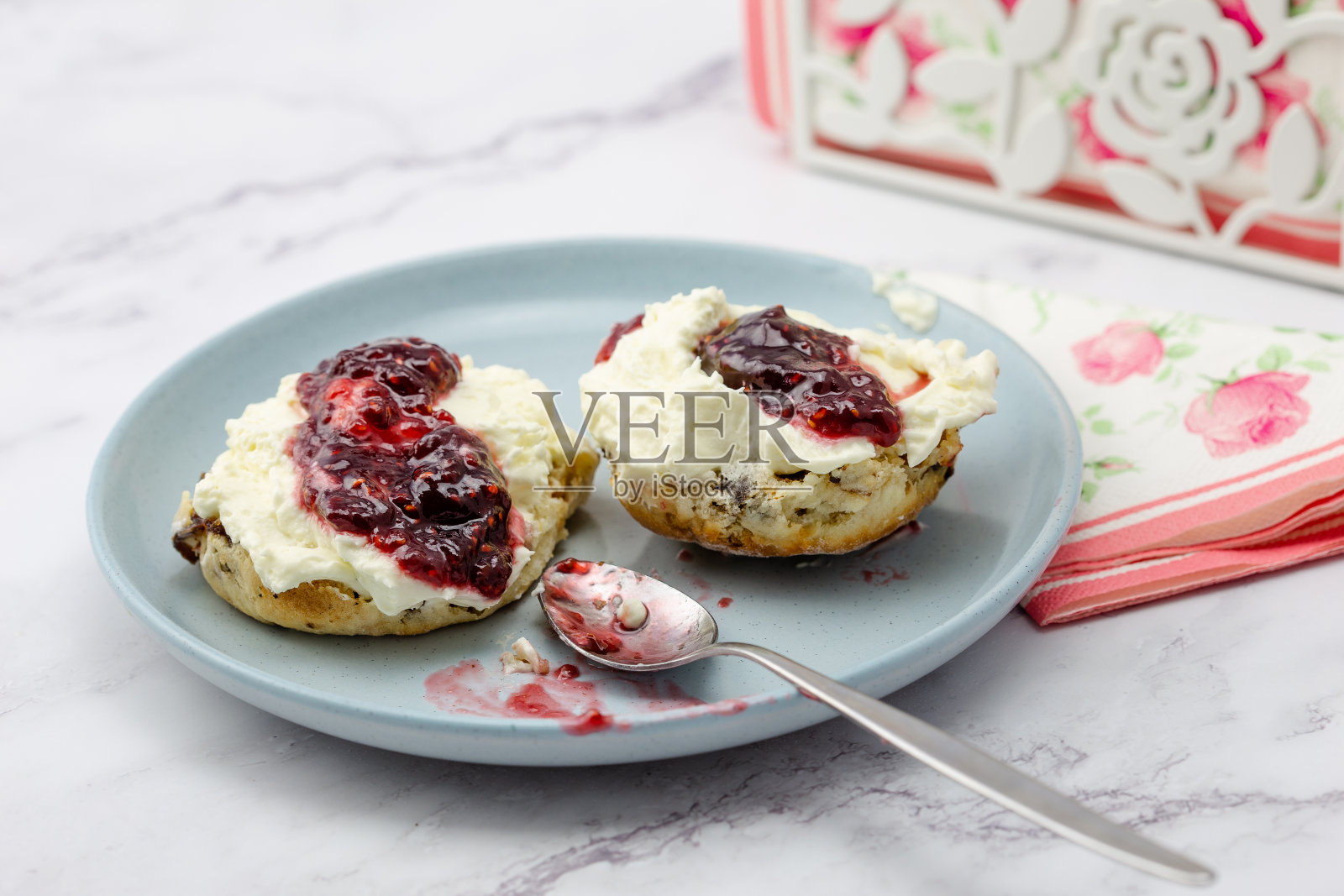 水果烤饼配草莓酱和奶油照片摄影图片