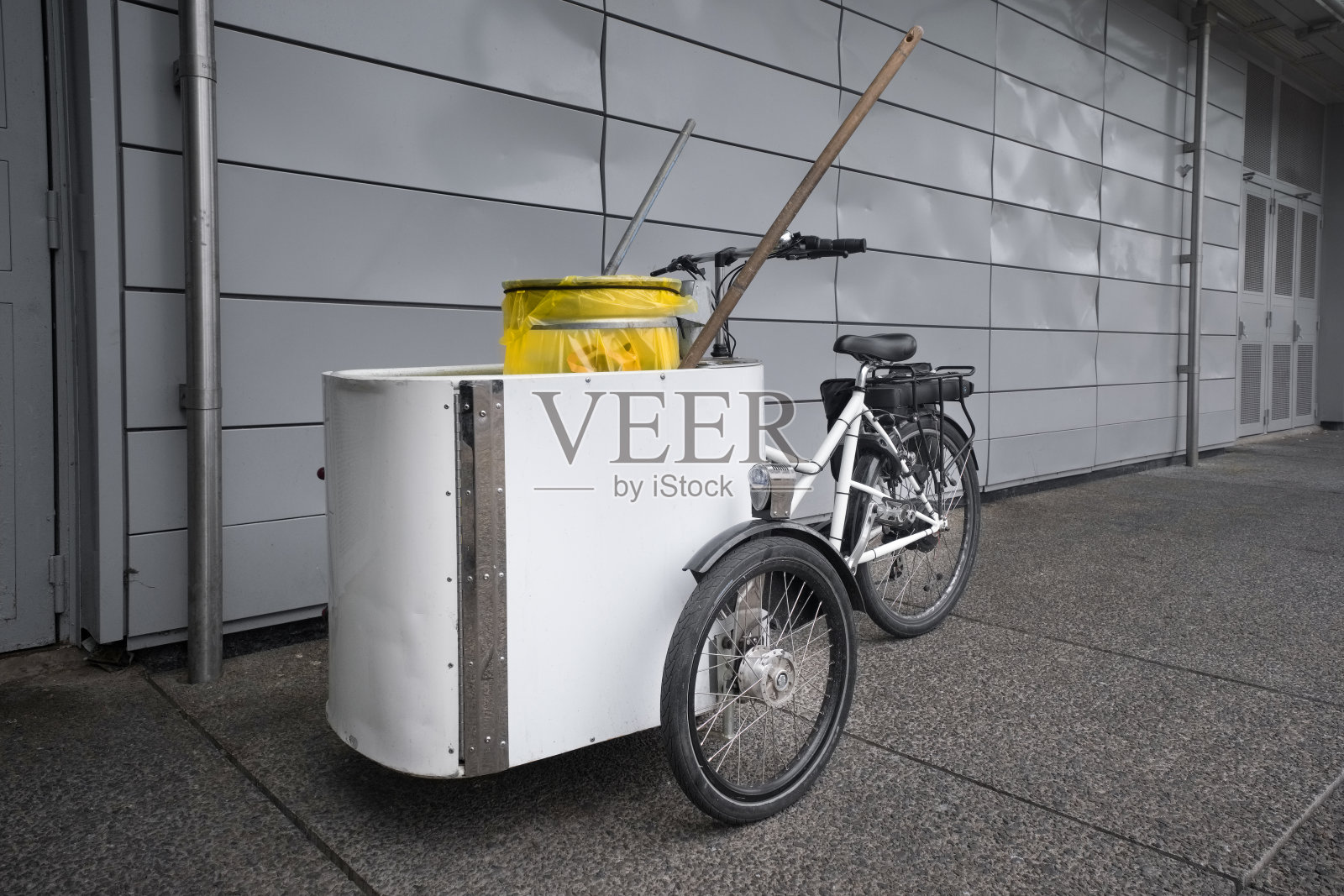 一个垃圾的自行车照片摄影图片