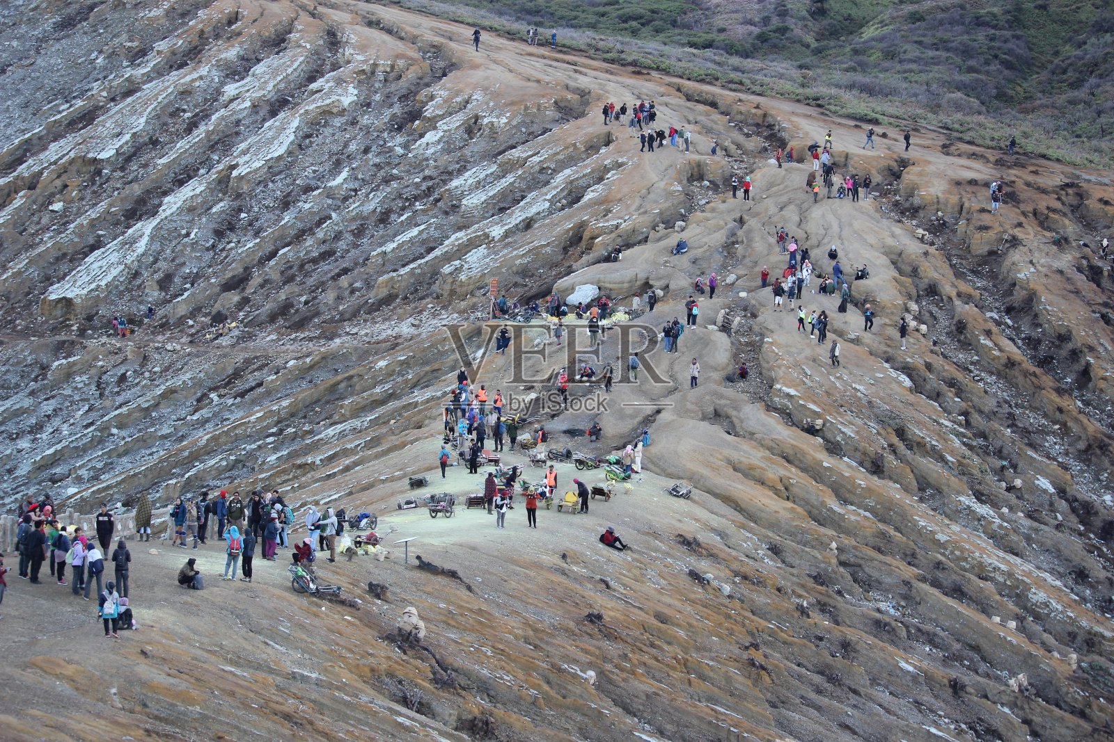 早晨，伊真火山火山口的大气照片摄影图片