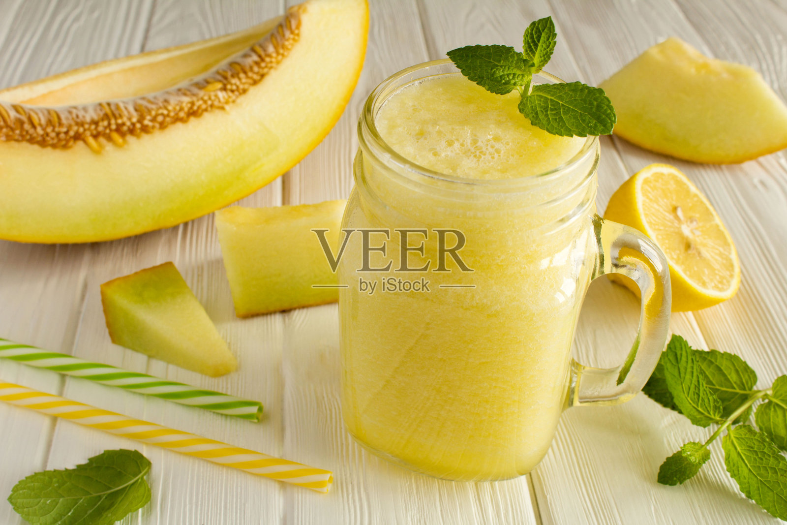 白木背景上的蜜瓜冰沙照片摄影图片