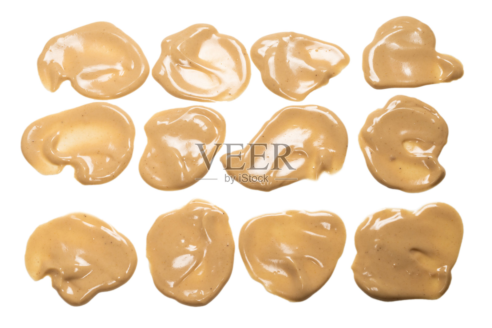 蘑菇酱溅在白色的背景孤立。照片摄影图片