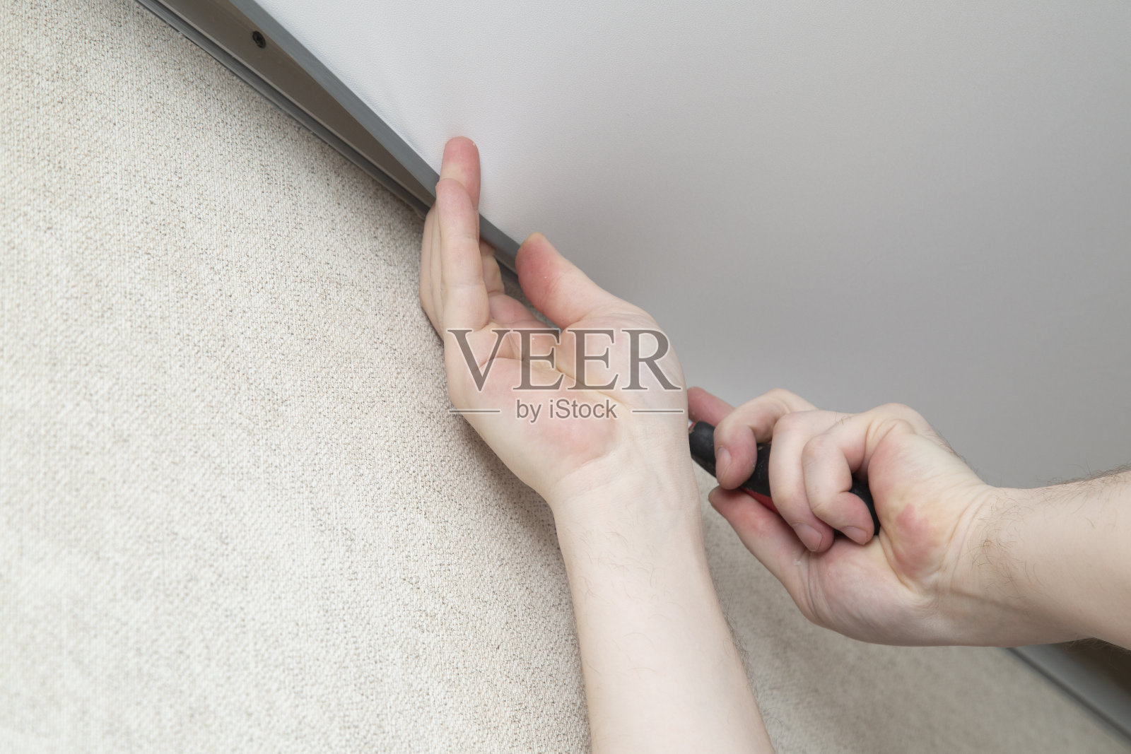 拉伸天花板安装照片摄影图片