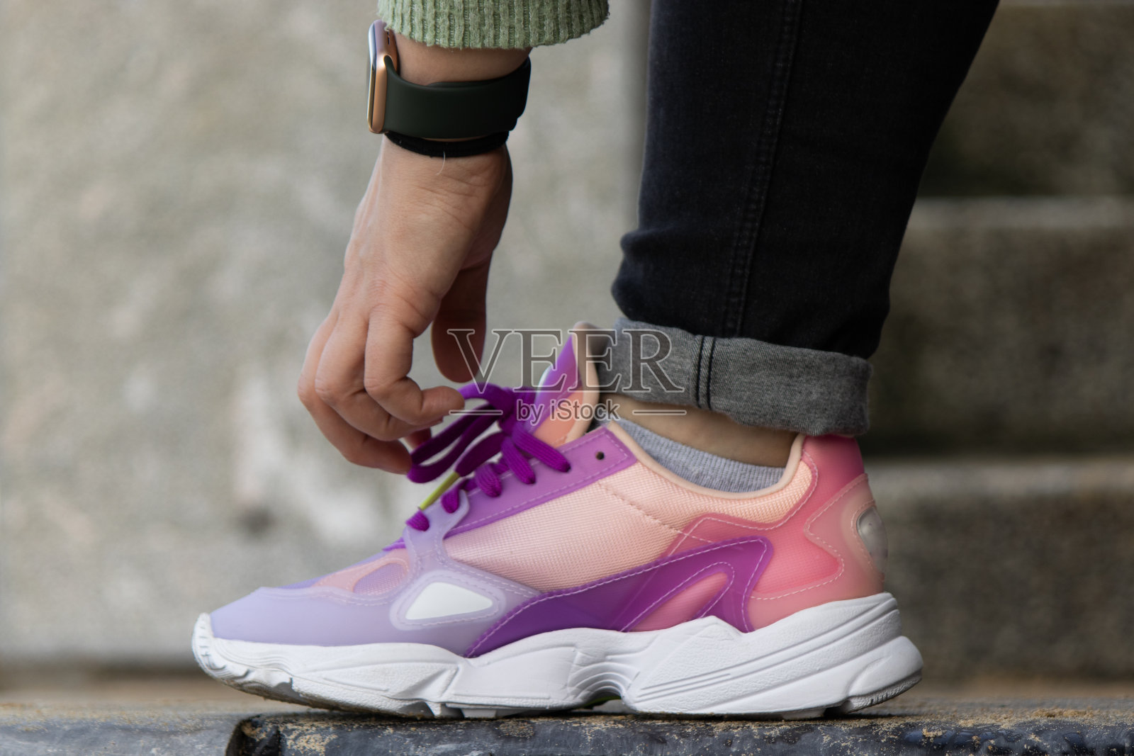 一个人系鞋带的特写照片摄影图片