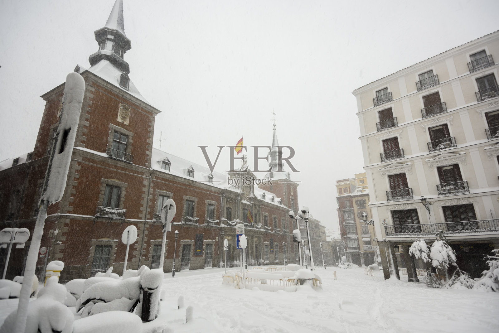 被雪覆盖的马德里照片摄影图片