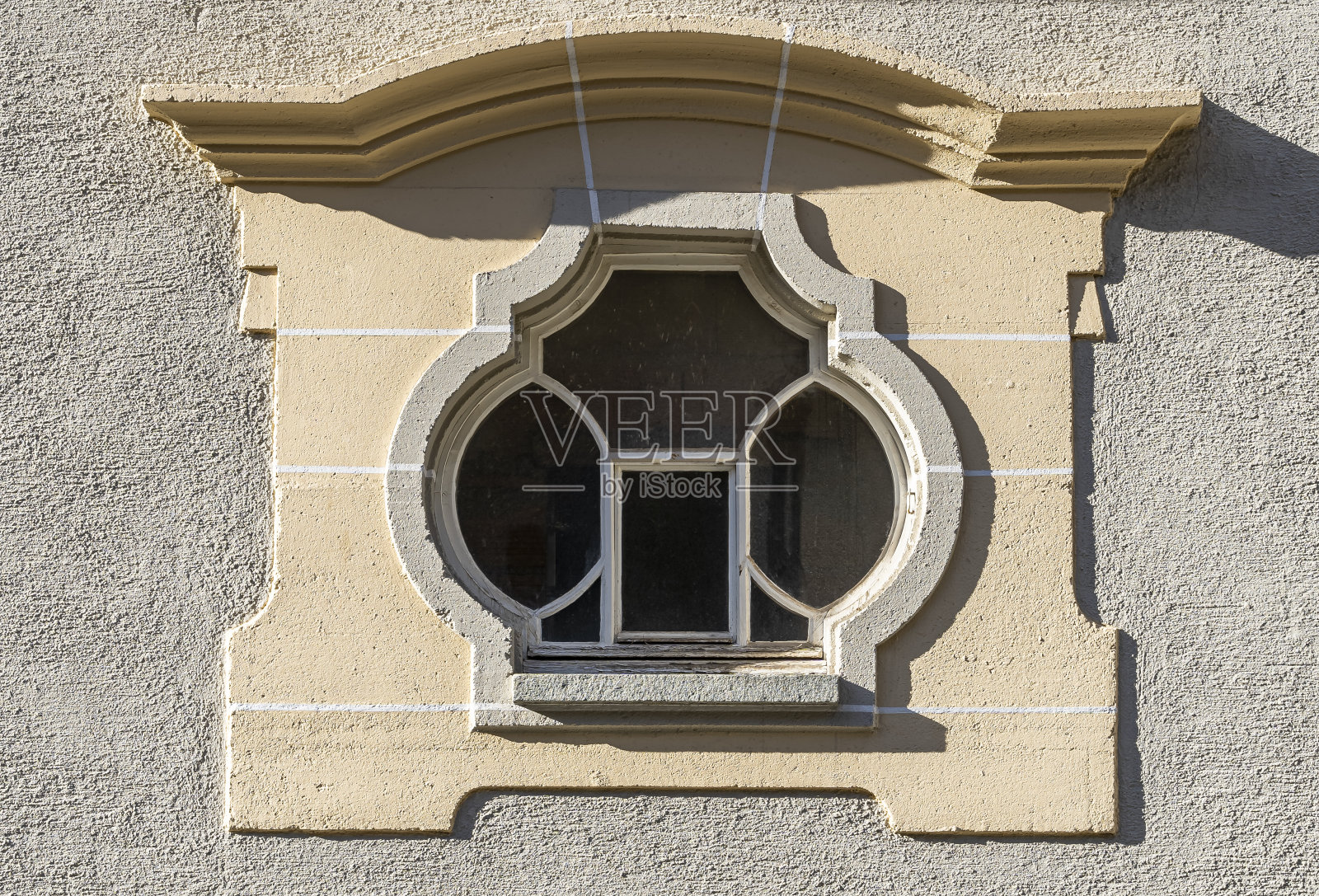 教堂里中世纪建筑的窗户照片摄影图片