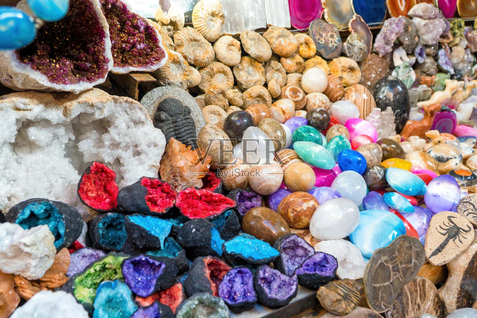 一个出售化石和各种矿物包括石英和紫水晶的柜台。照片摄影图片