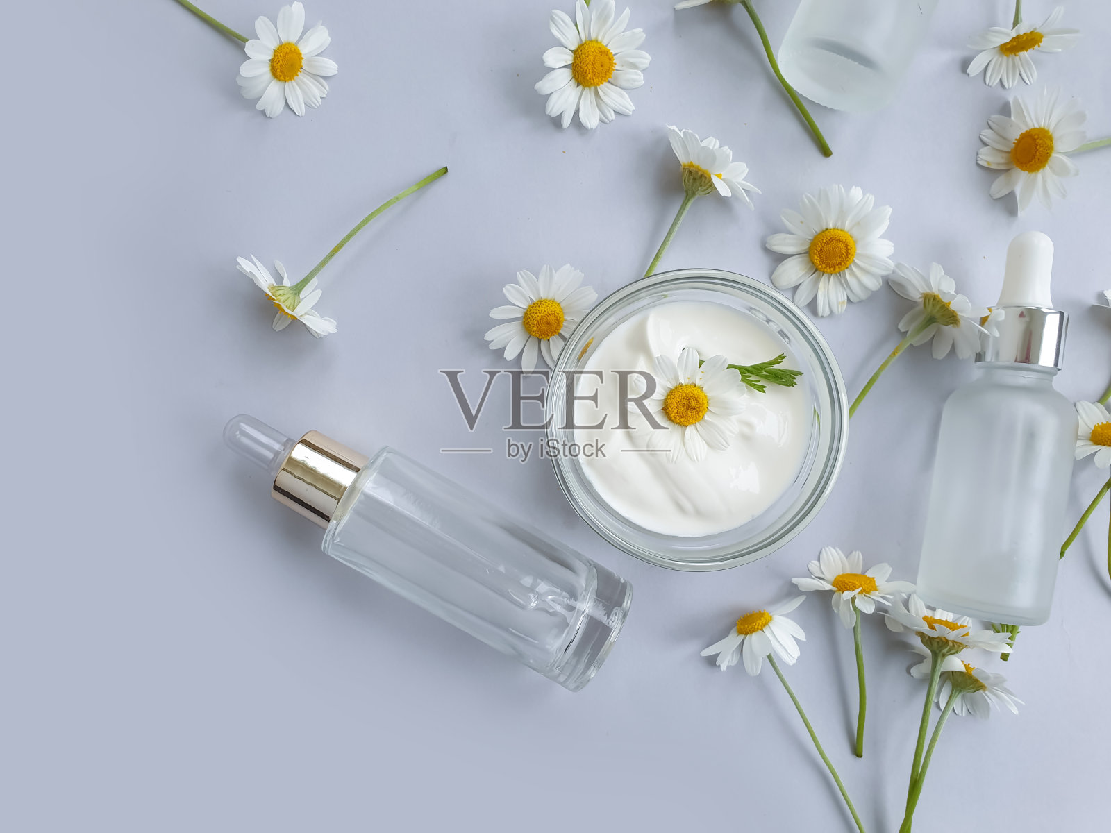 奶油化妆品洋甘菊花的彩色背景照片摄影图片