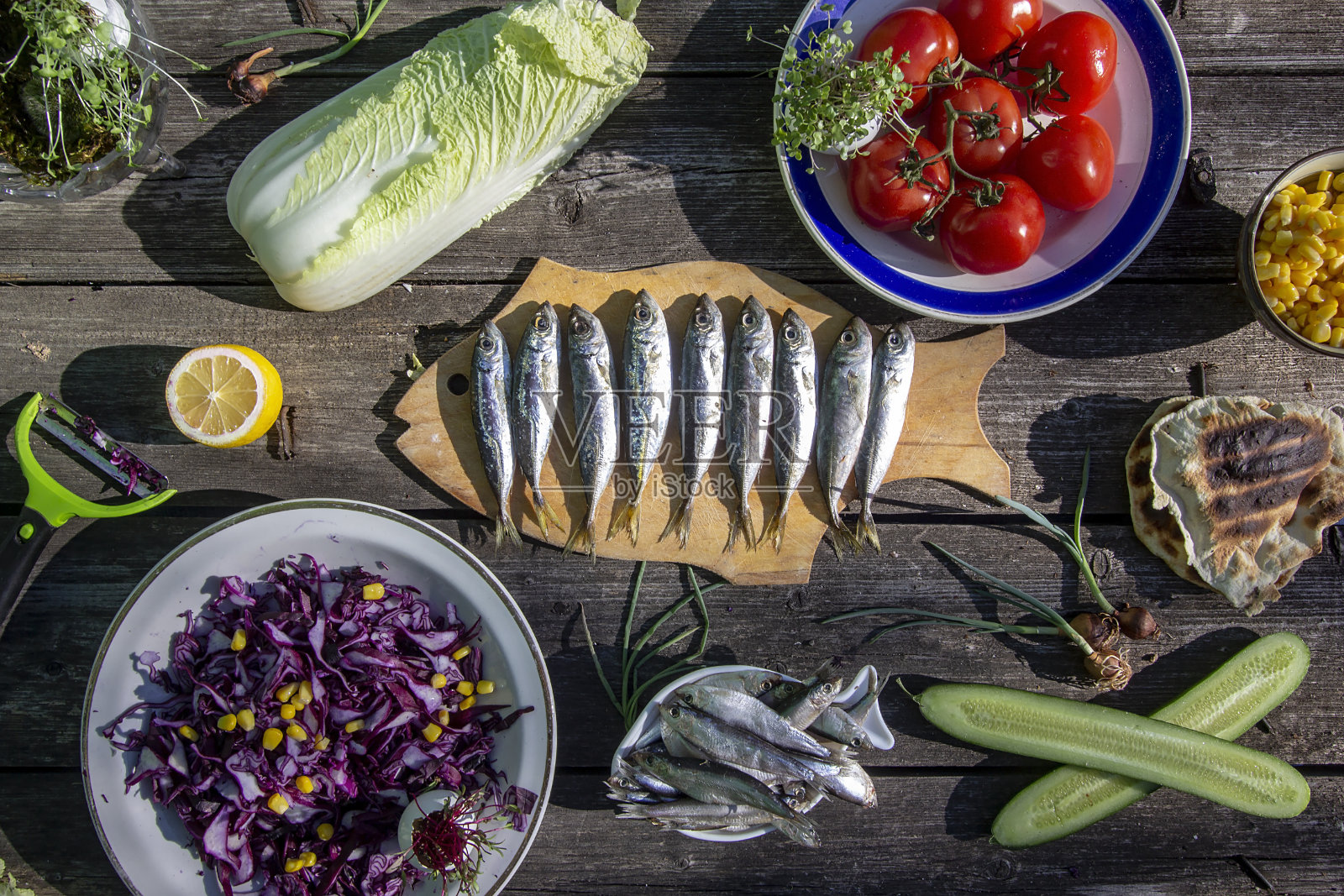 素食午餐。红卷心菜沙拉，大白菜，西红柿和淡咸鱼-沙丁鱼和图尔卡照片摄影图片