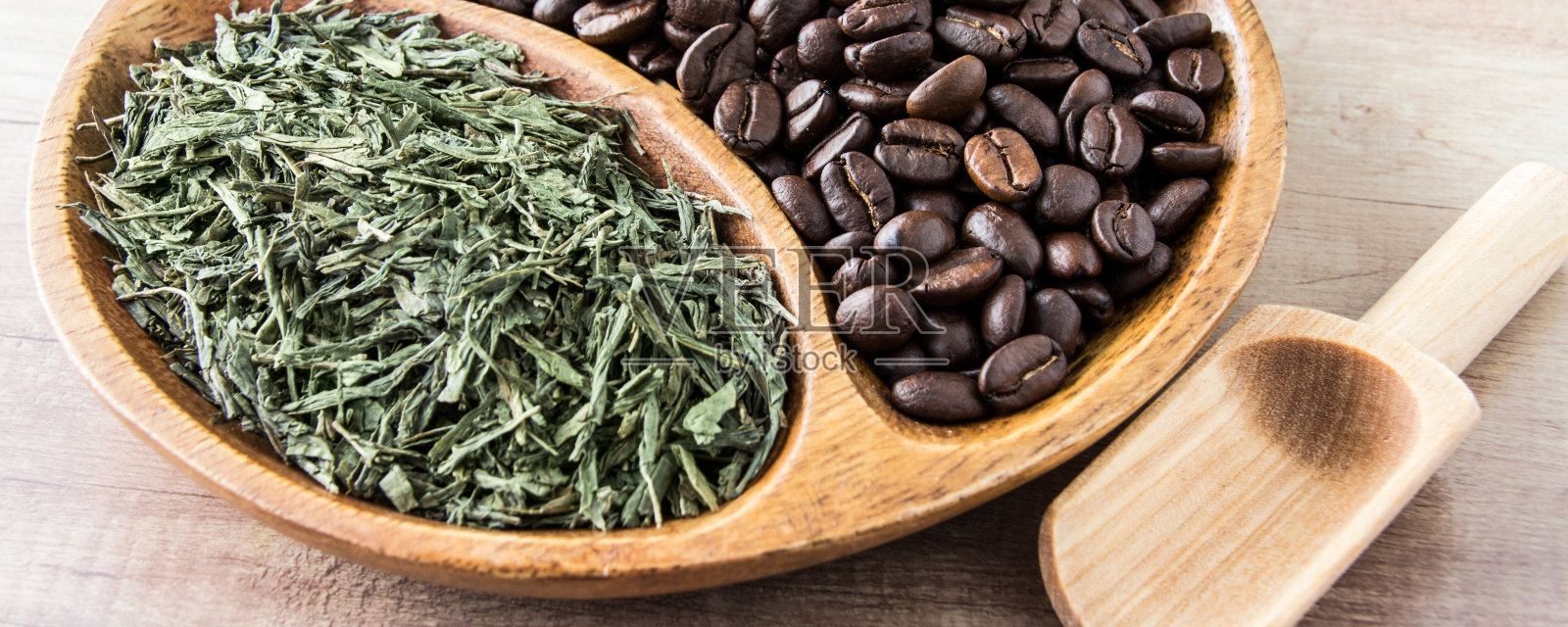 煎茶和咖啡豆在木碗和木勺横幅照片摄影图片