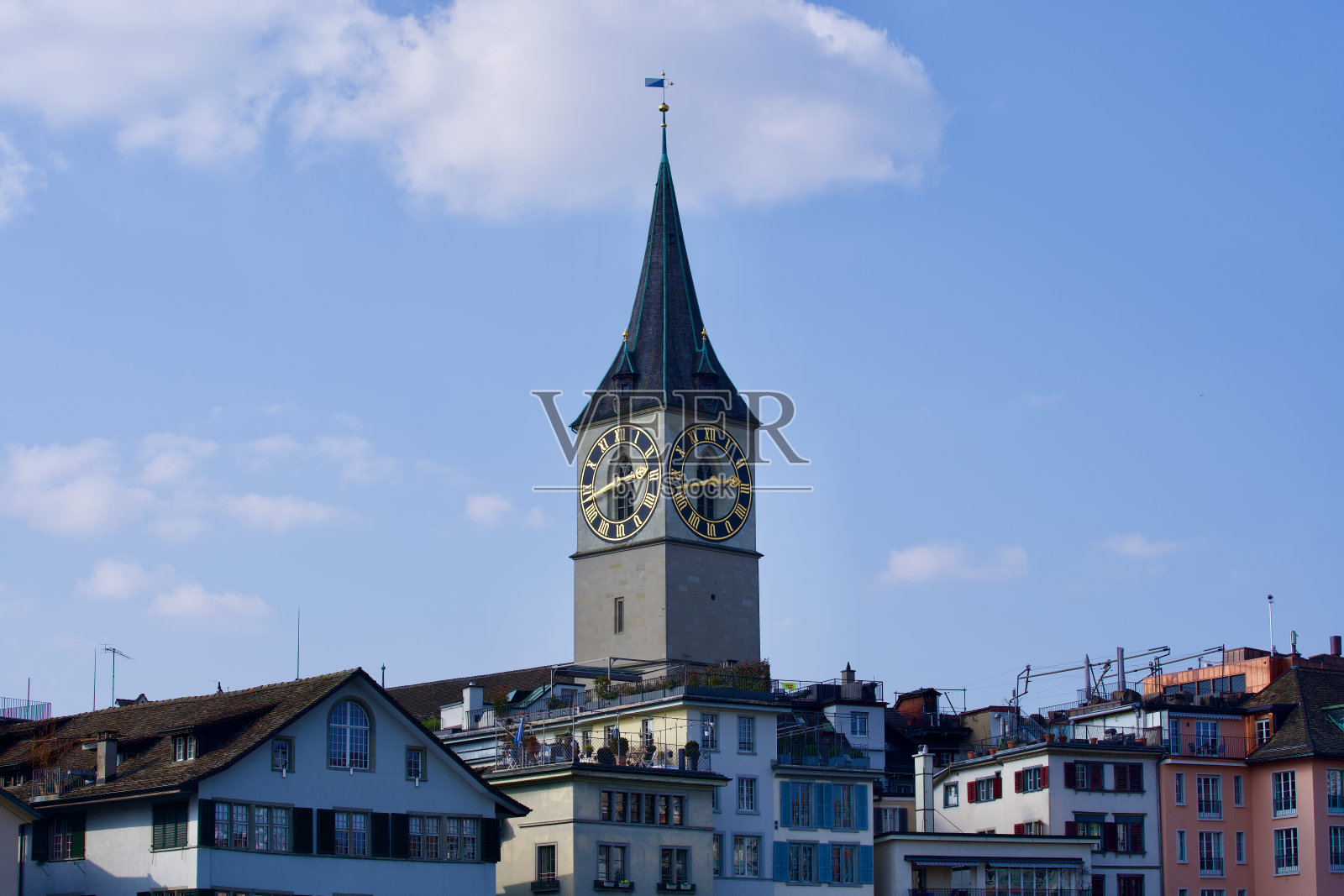 位于苏黎世老城的圣彼得教堂。照片摄影图片