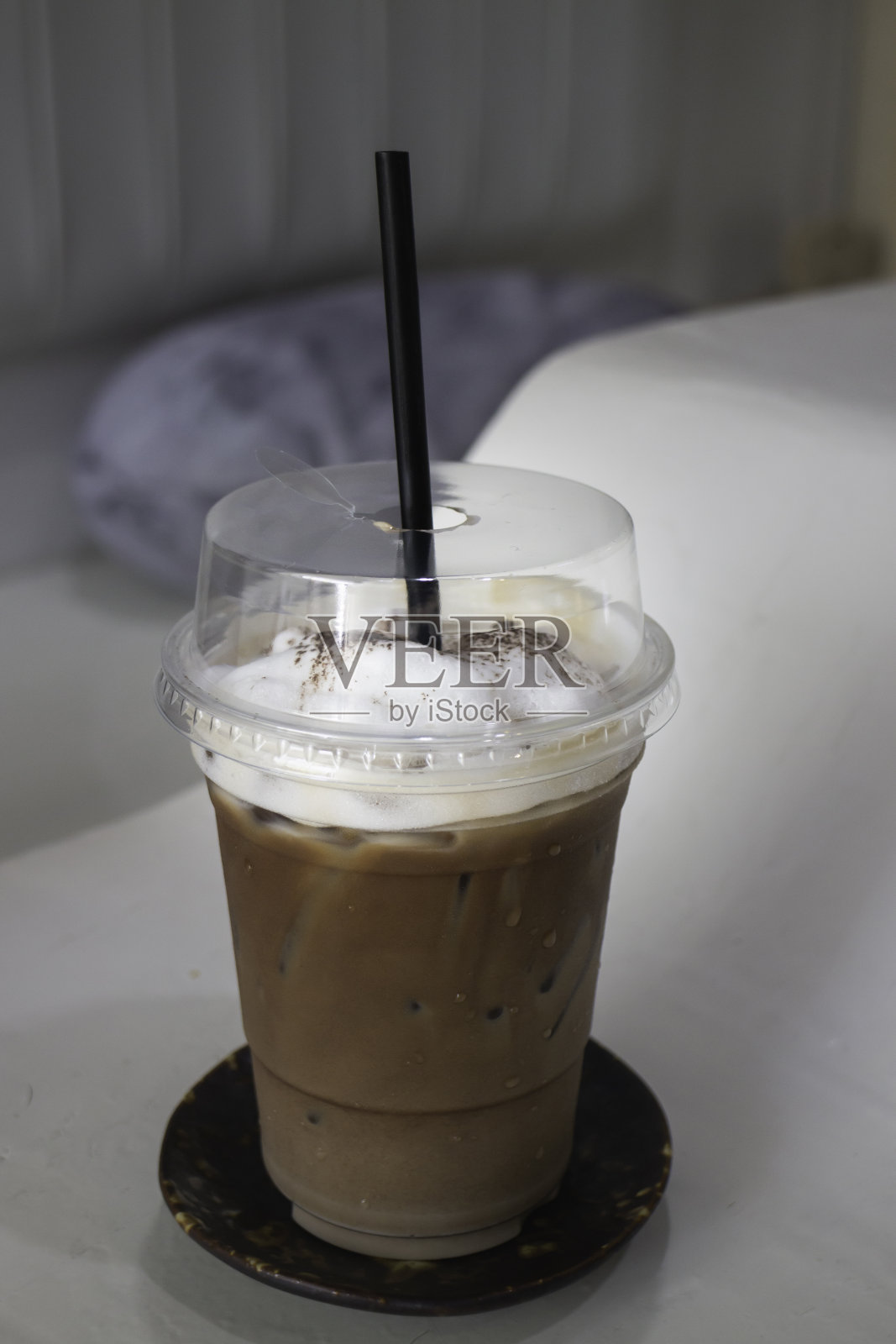 一杯有艺术的冰拿铁咖啡照片摄影图片