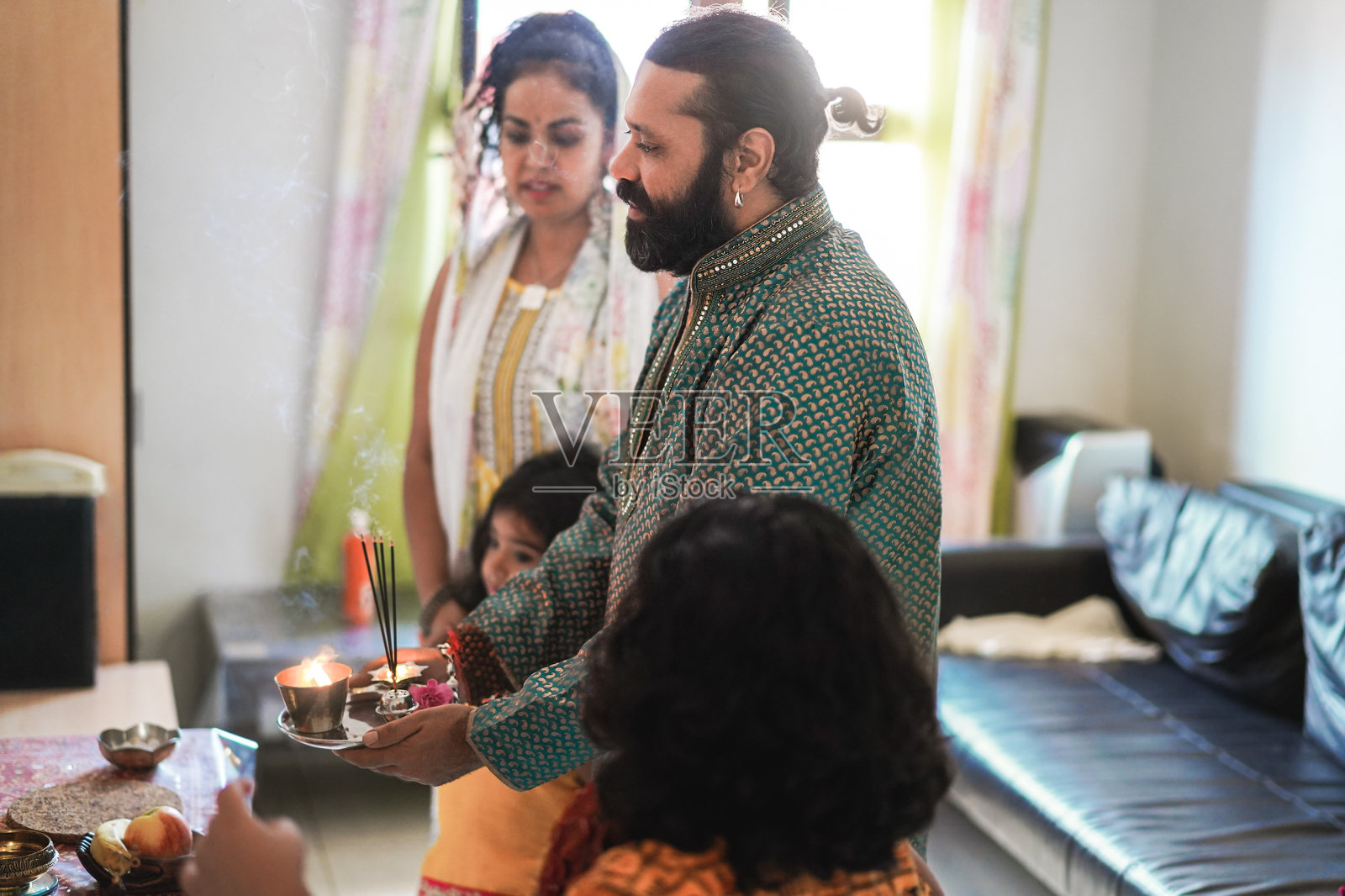 印度家庭在家里庆祝排灯节或印度教节日-关注男人的脸照片摄影图片