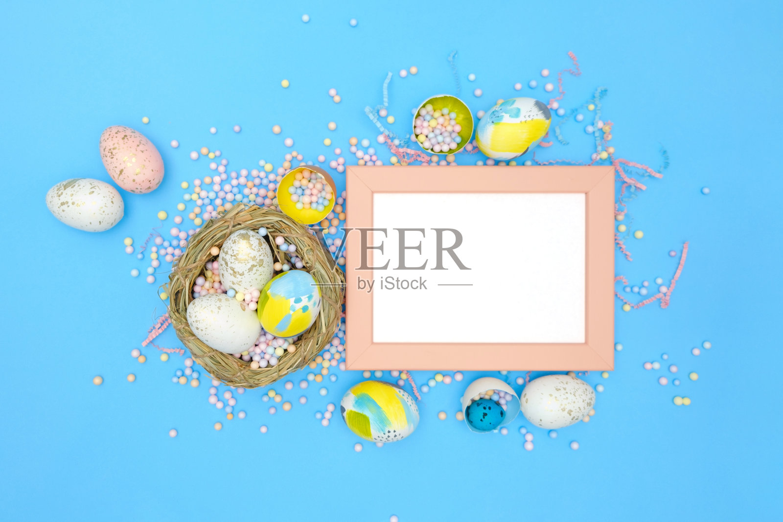 平铺形象组成的复活节彩蛋，五颜六色的泡沫球。明信片的现代最小设计模板。俯视图照片摄影图片