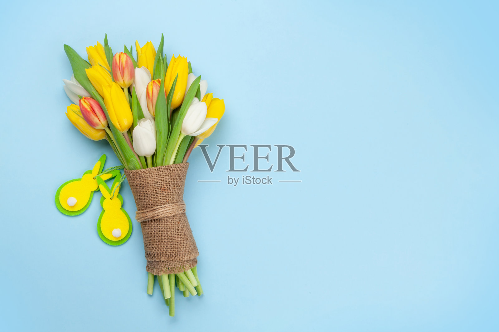 装饰着兔子和郁金香的复活节贺卡照片摄影图片