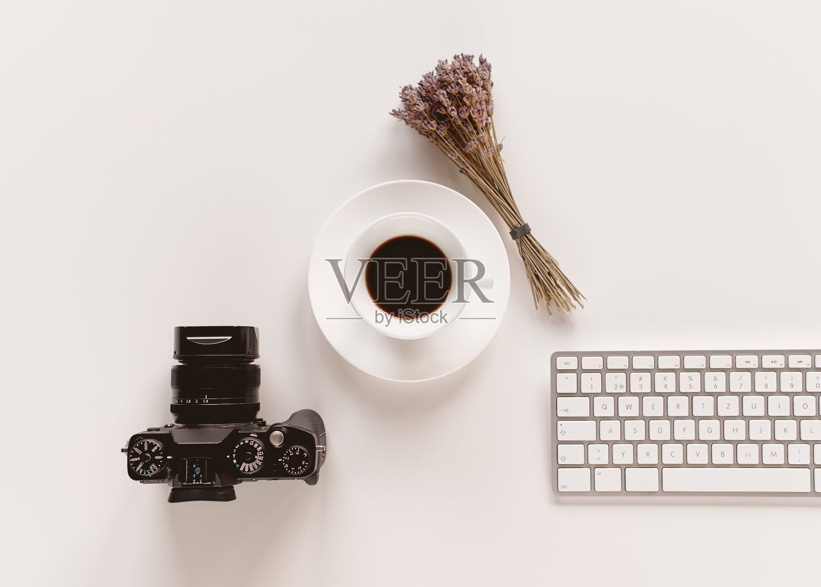 办公桌，相机，咖啡，薰衣草，键盘的短镜头。照片摄影图片