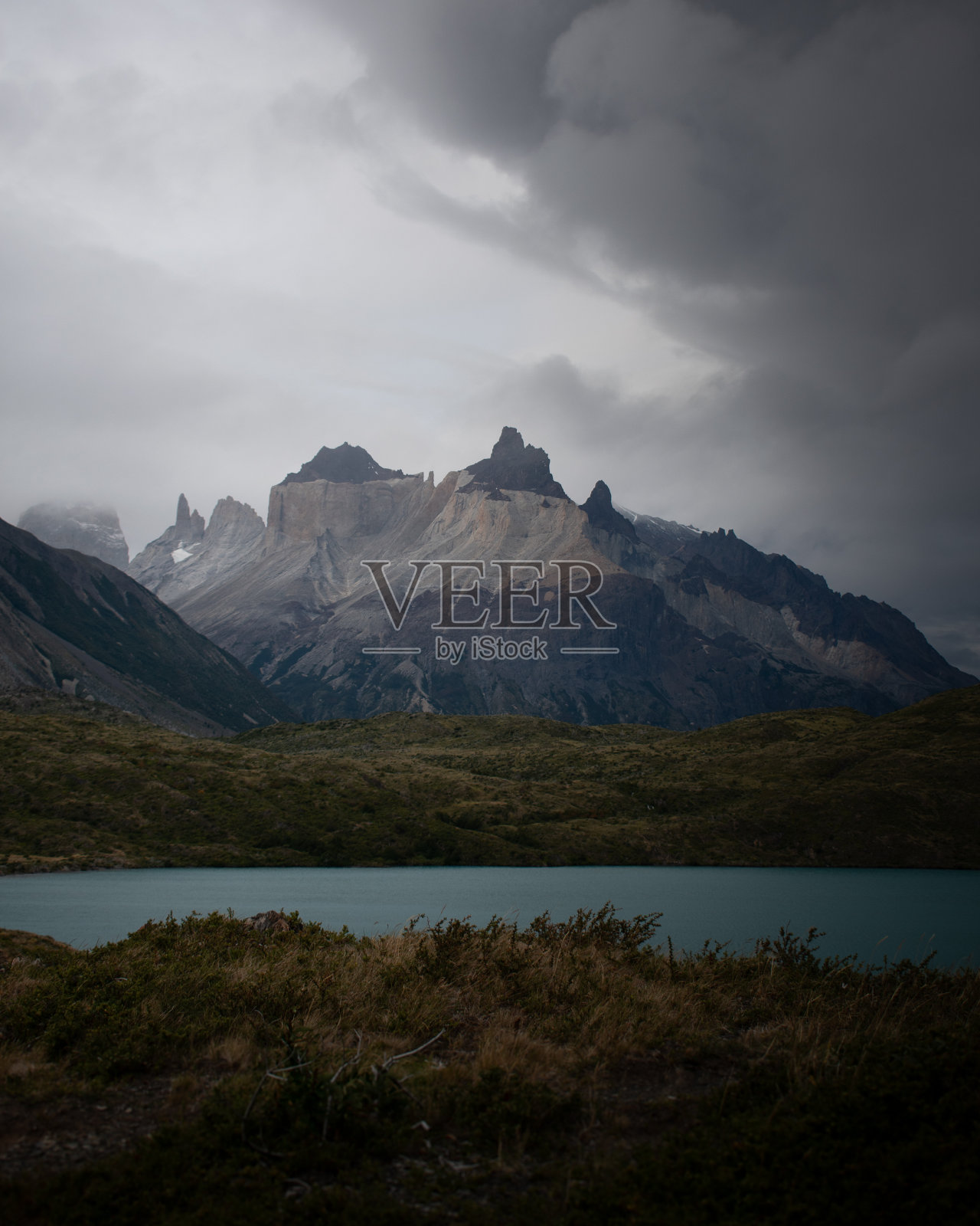 在一个多云和戏剧性的一天，“cuernos del paine”山的观点照片摄影图片