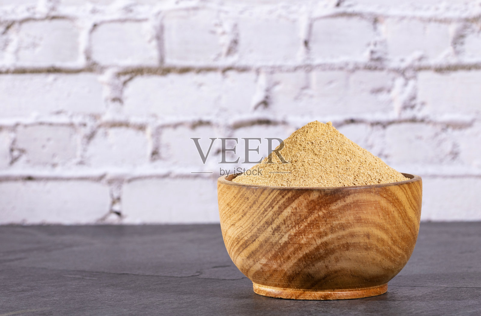 玛咖粉放在木碗里照片摄影图片