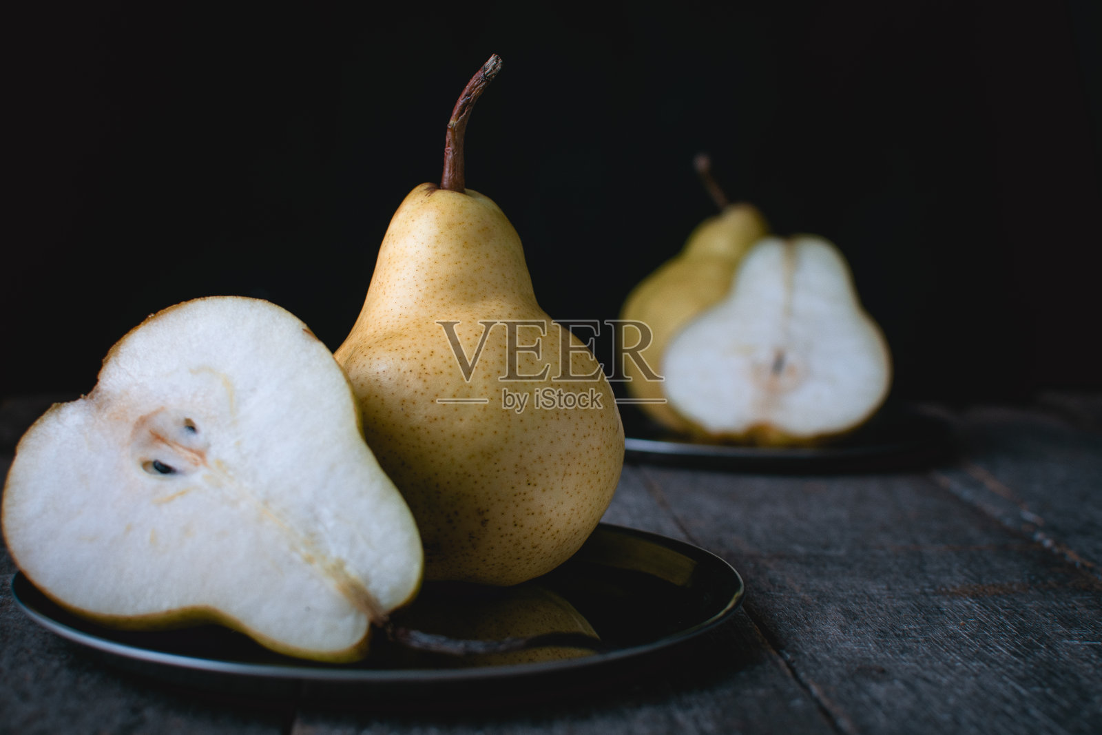 木桌上摆着一组熟透的梨照片摄影图片