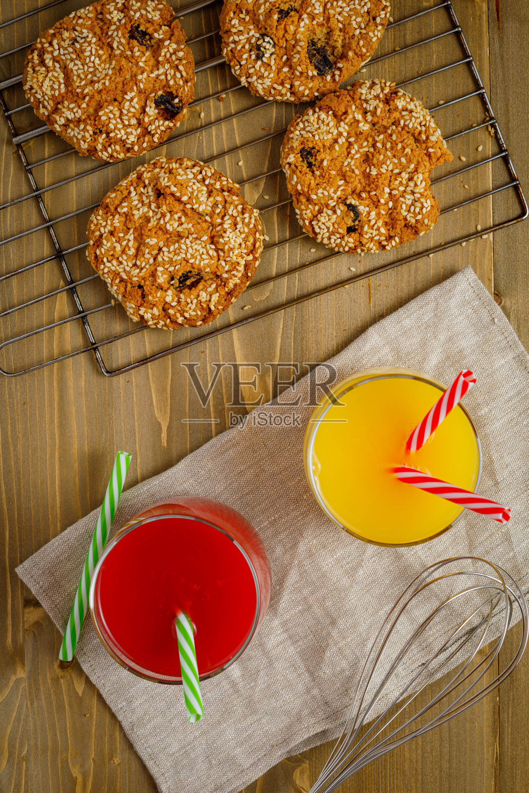 葡萄干燕麦饼干和橙汁芝麻照片摄影图片