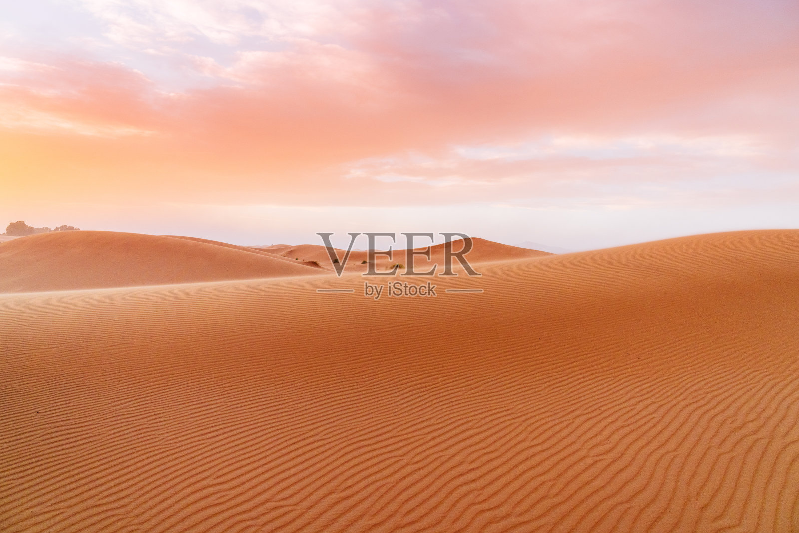 摩洛哥Merzouga沙漠的橙色沙丘和多云的天空。照片摄影图片