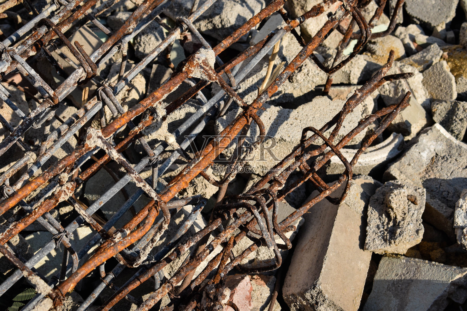 建筑工地的钢筋生锈照片摄影图片