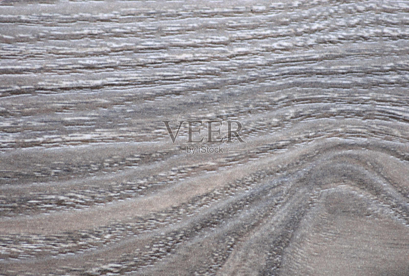 平滑老化的自然浅色木材表面，有一个结和波浪图案纹理。照片摄影图片