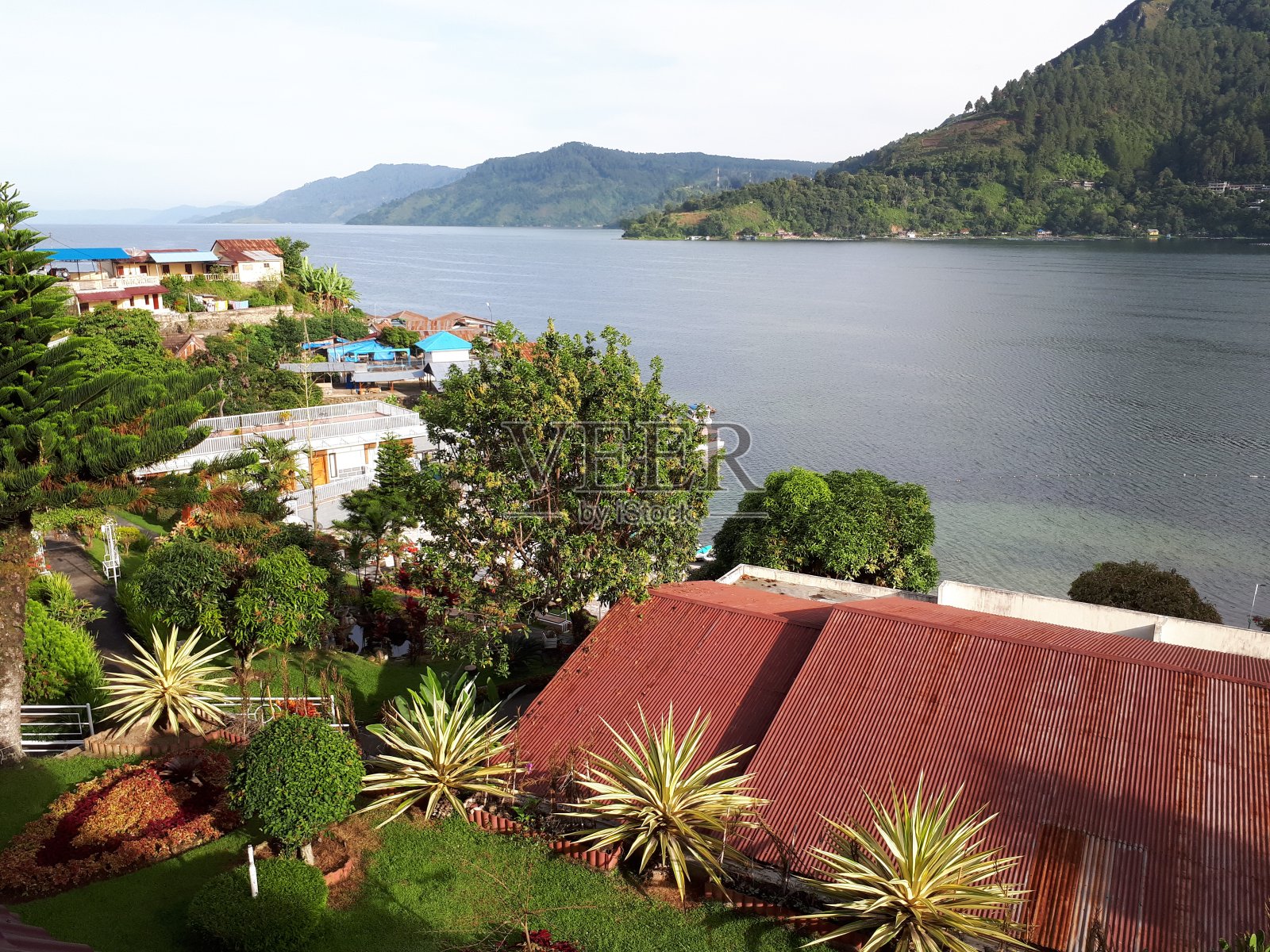 多巴湖阳光明媚的景色照片摄影图片