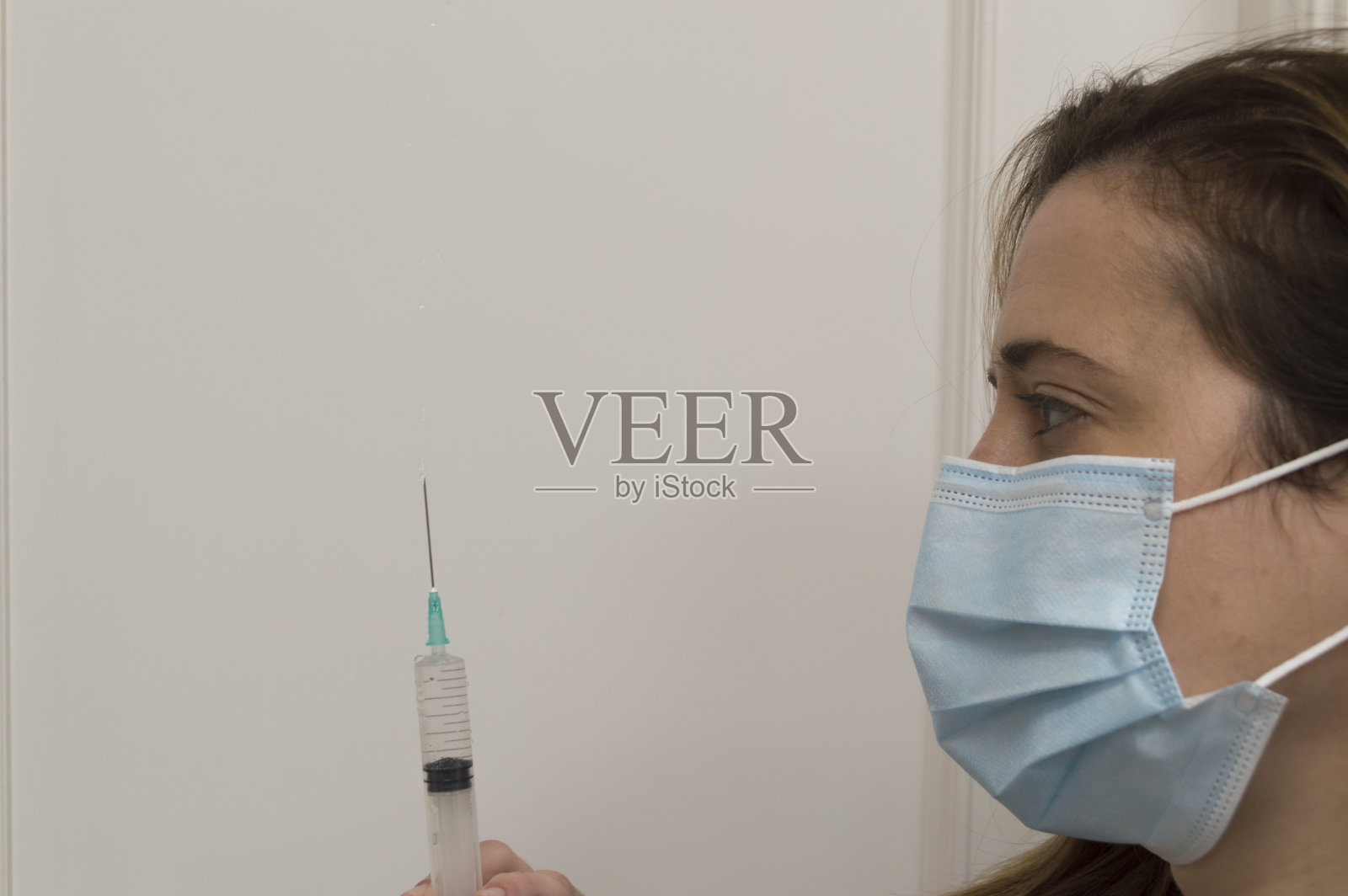 医护人员使用注射器和针头照片摄影图片