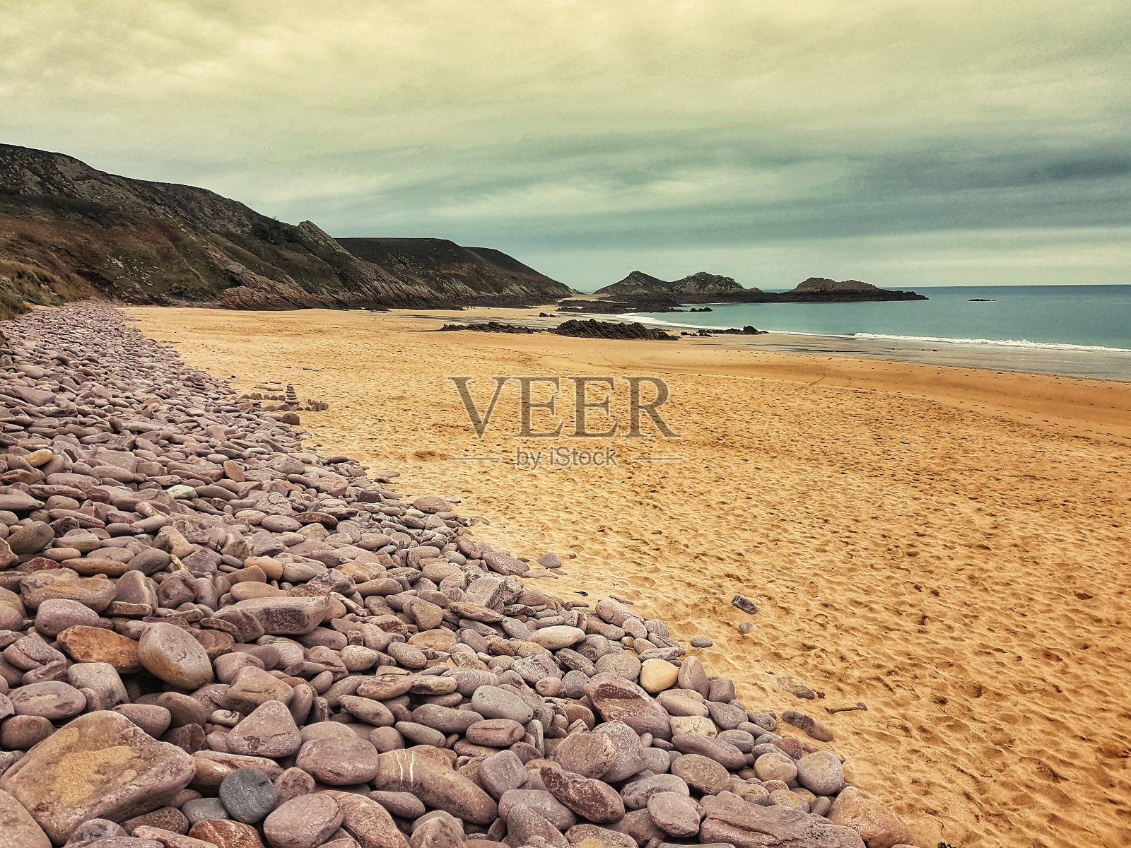 葡萄牙海滩上的粉红色鹅卵石照片摄影图片