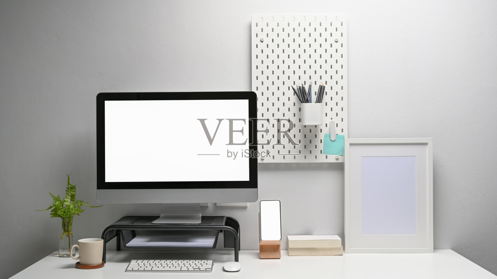 电脑前视图与空白屏幕，智能手机和办公用品在当代的工作场所。照片摄影图片