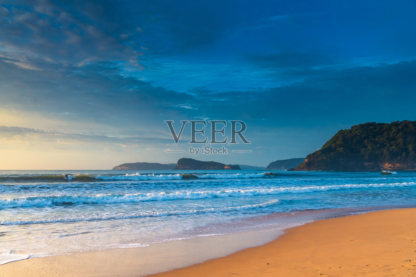 清晨的海景和冲浪者照片摄影图片