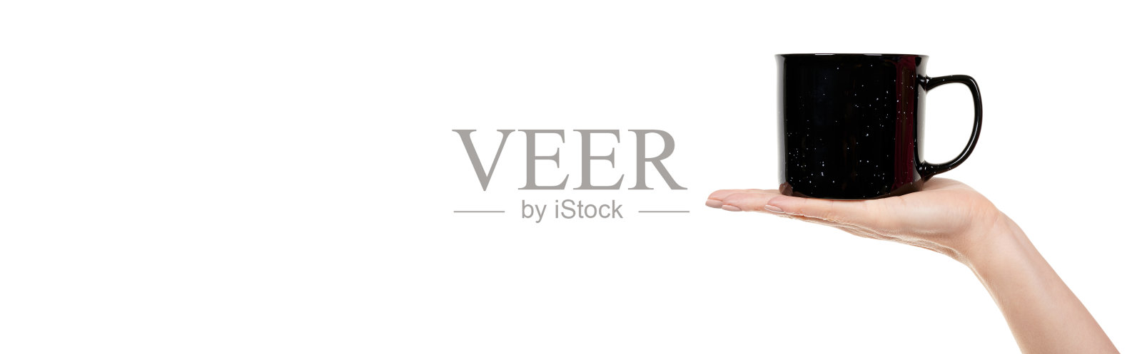 手与黑色陶瓷杯孤立在白色背景。照片摄影图片