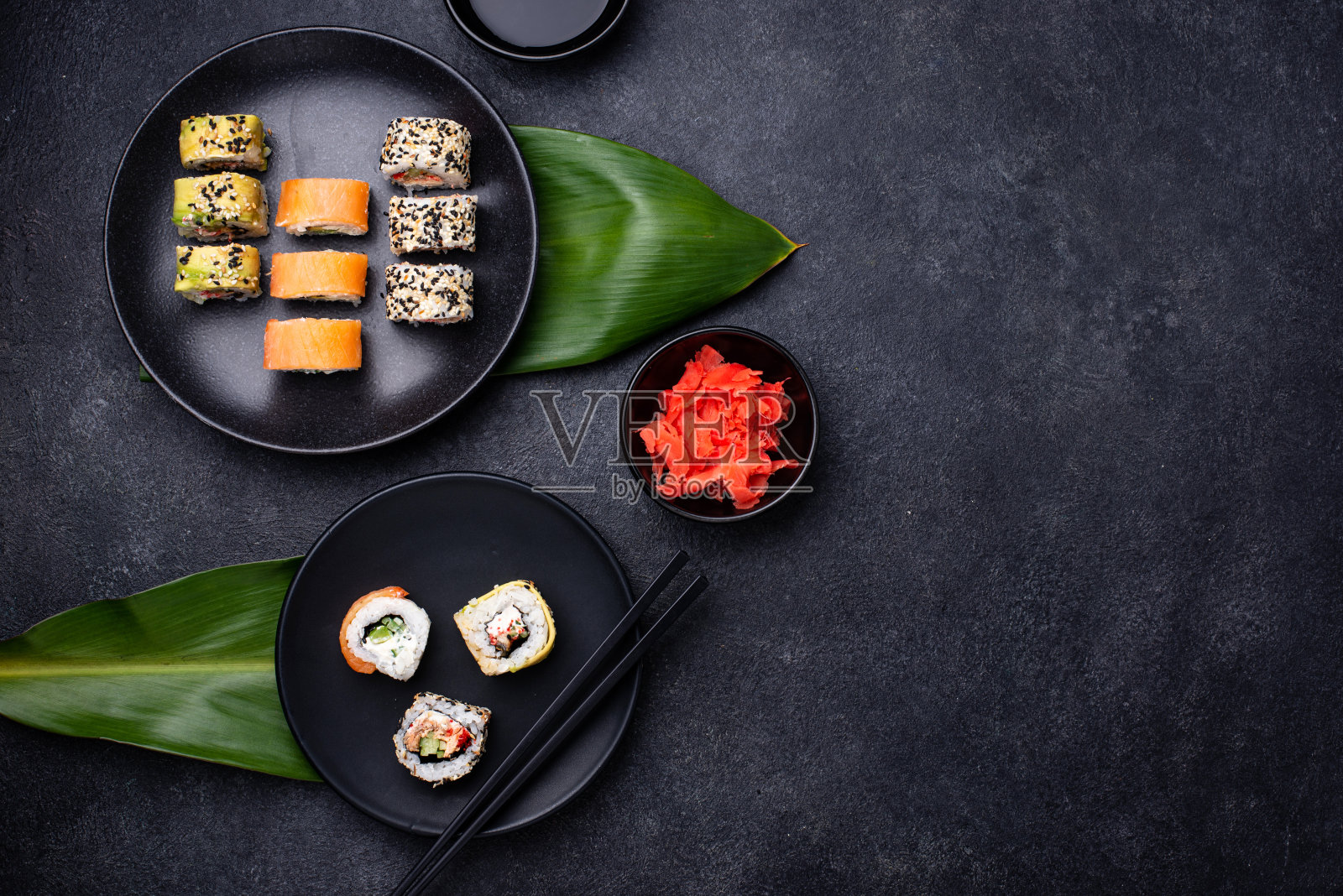 深色背景上的传统日本寿司卷照片摄影图片