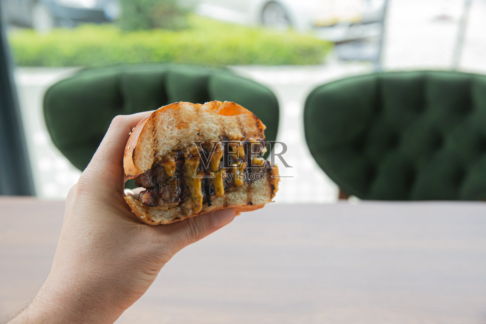 手拿着汉堡包照片摄影图片