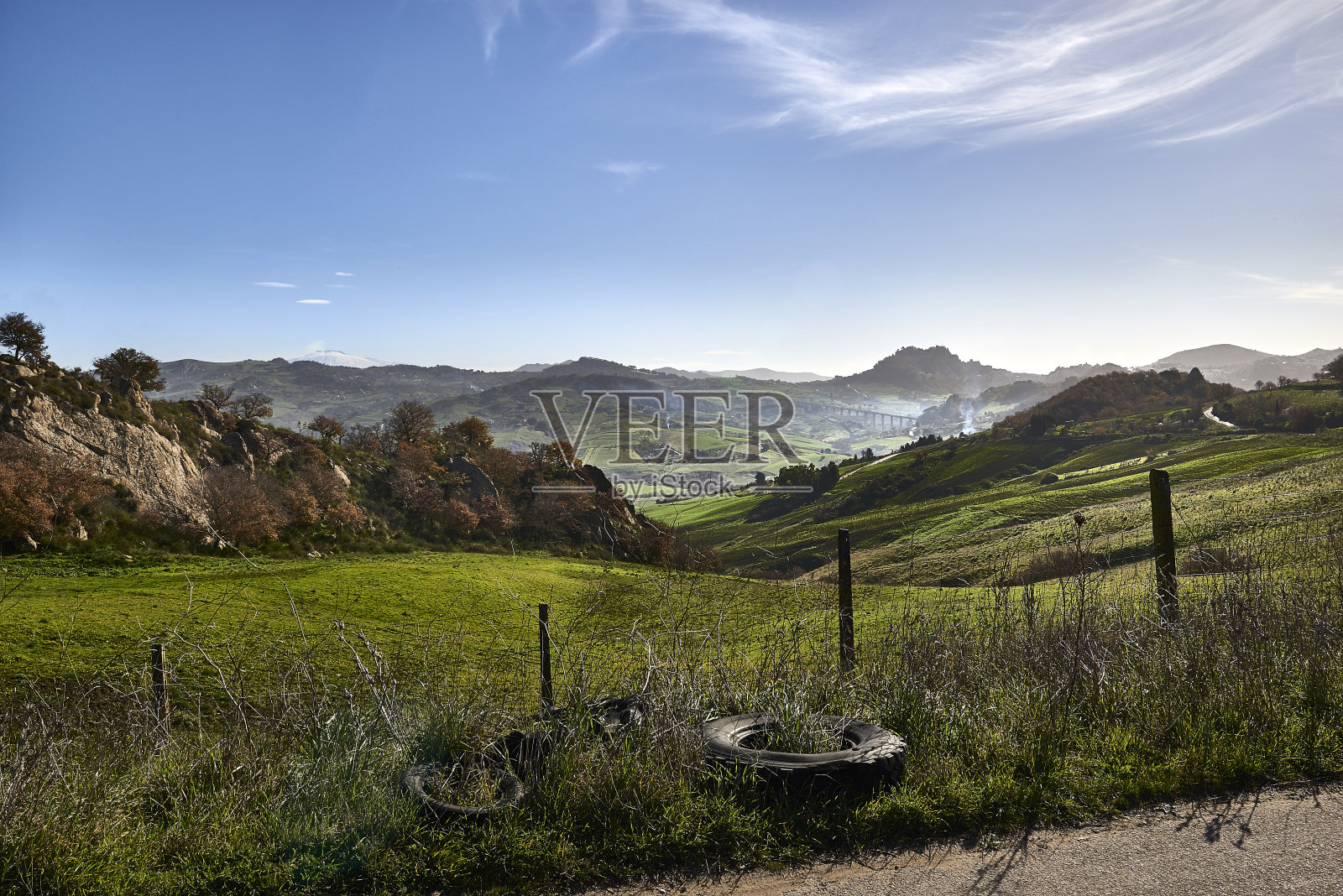 乡村景观和废旧橡胶垃圾照片摄影图片