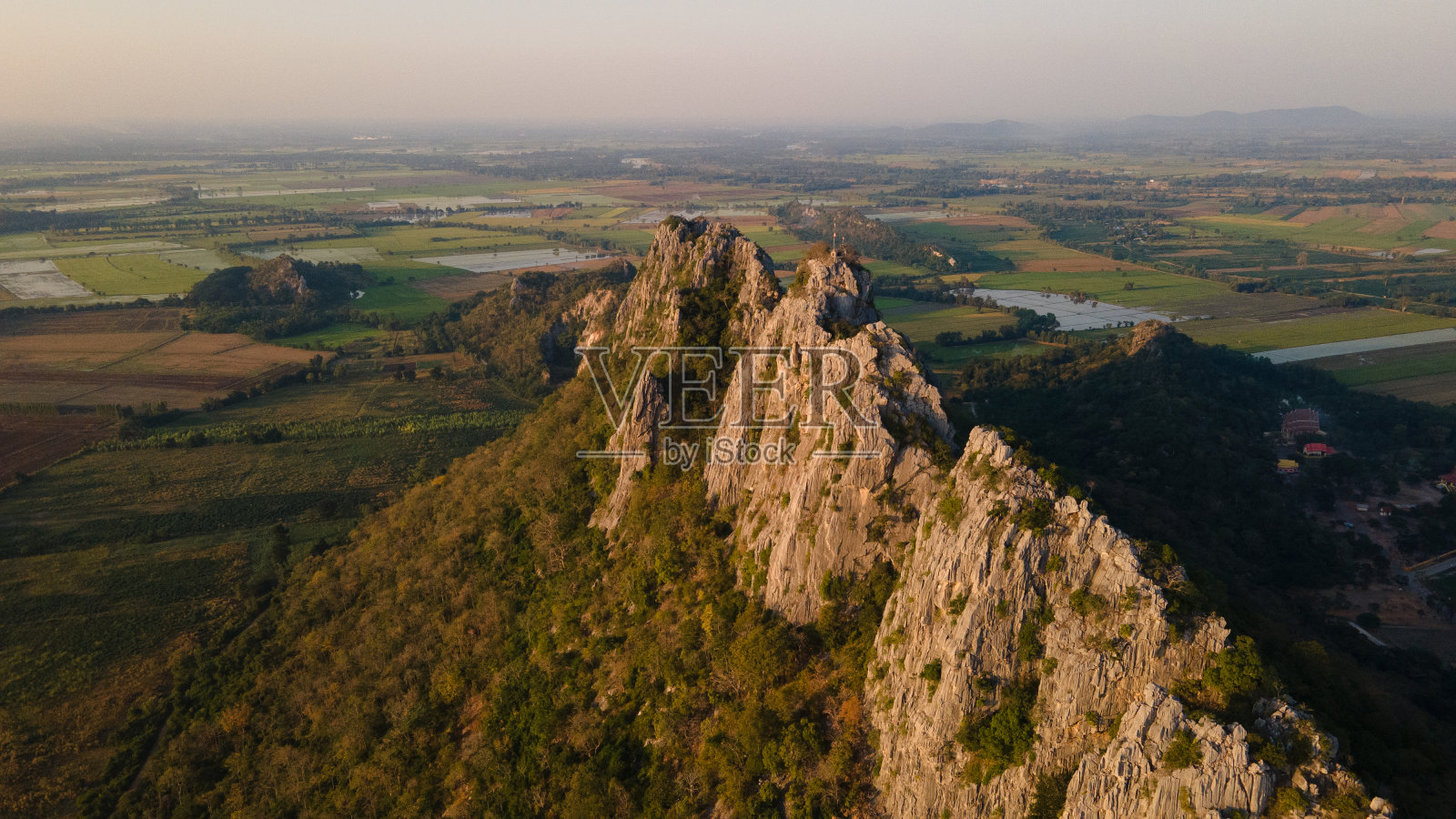 考诺考高石灰石山鸟瞰图。泰国Nakornsawan省著名的旅游景点照片摄影图片