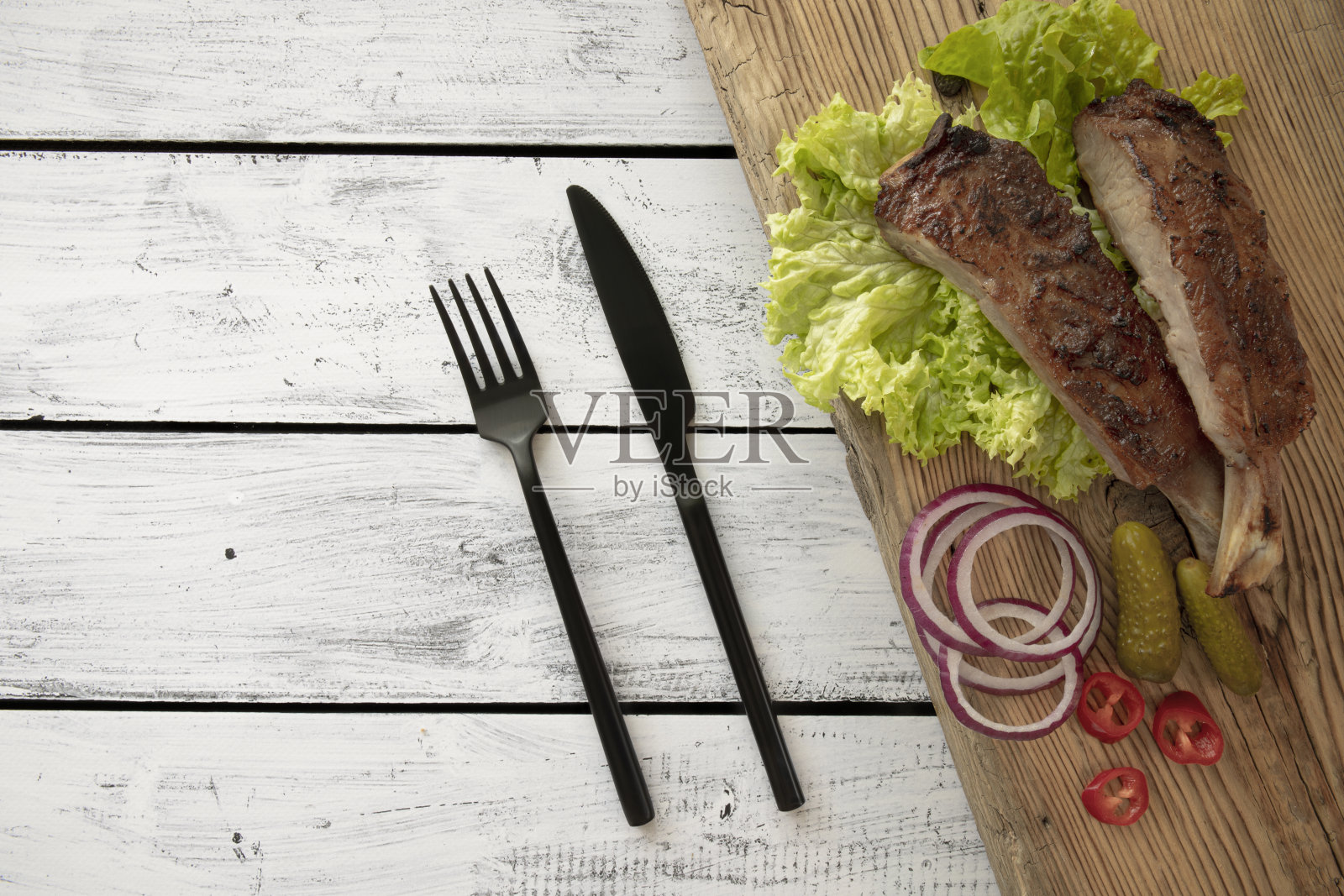 炸排骨配蔬菜和香草，木质背景照片摄影图片