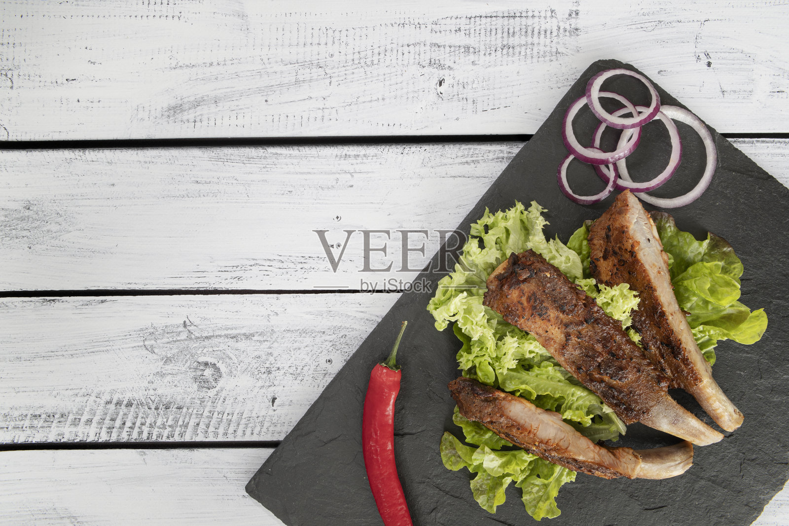 炸排骨配蔬菜和香草，木质背景照片摄影图片