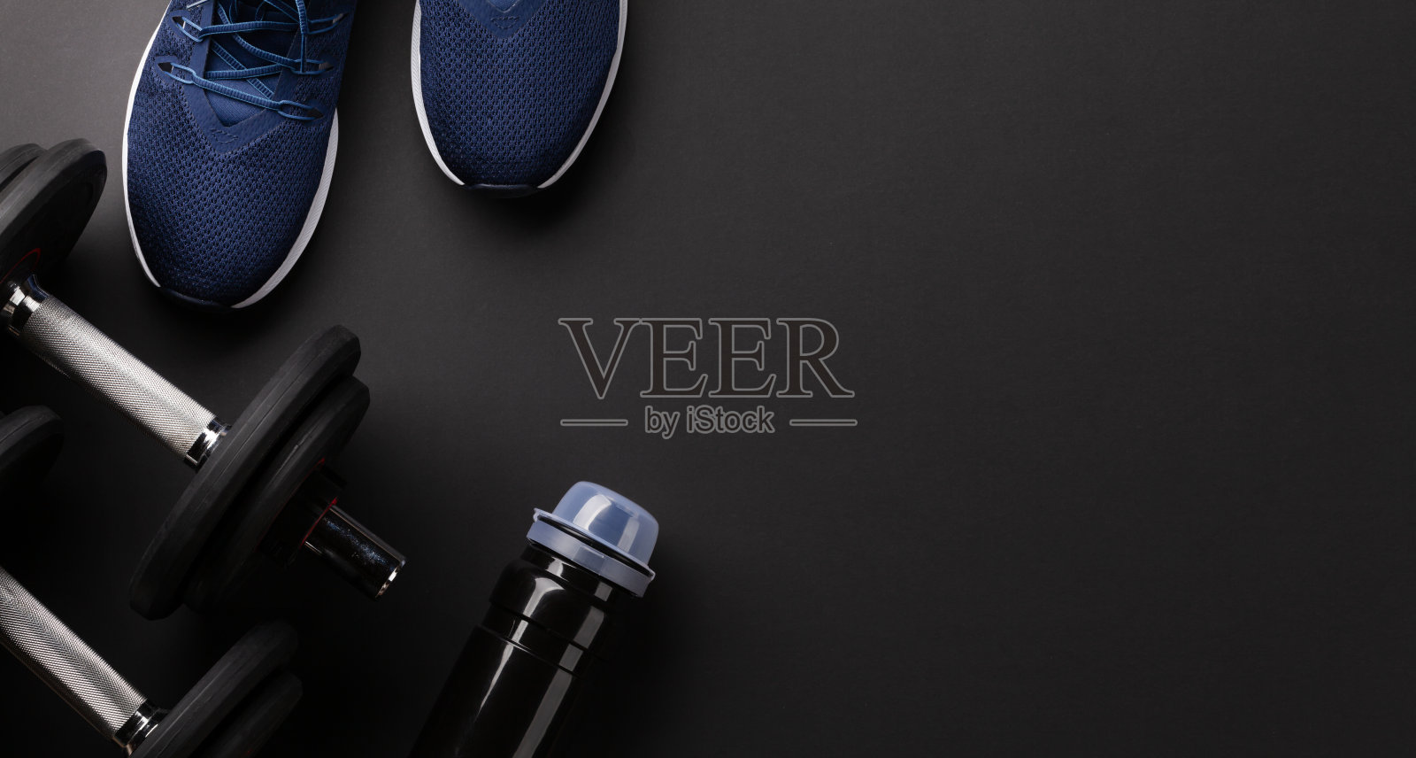 运动鞋和哑铃。运动、健身和健康的生活方式照片摄影图片