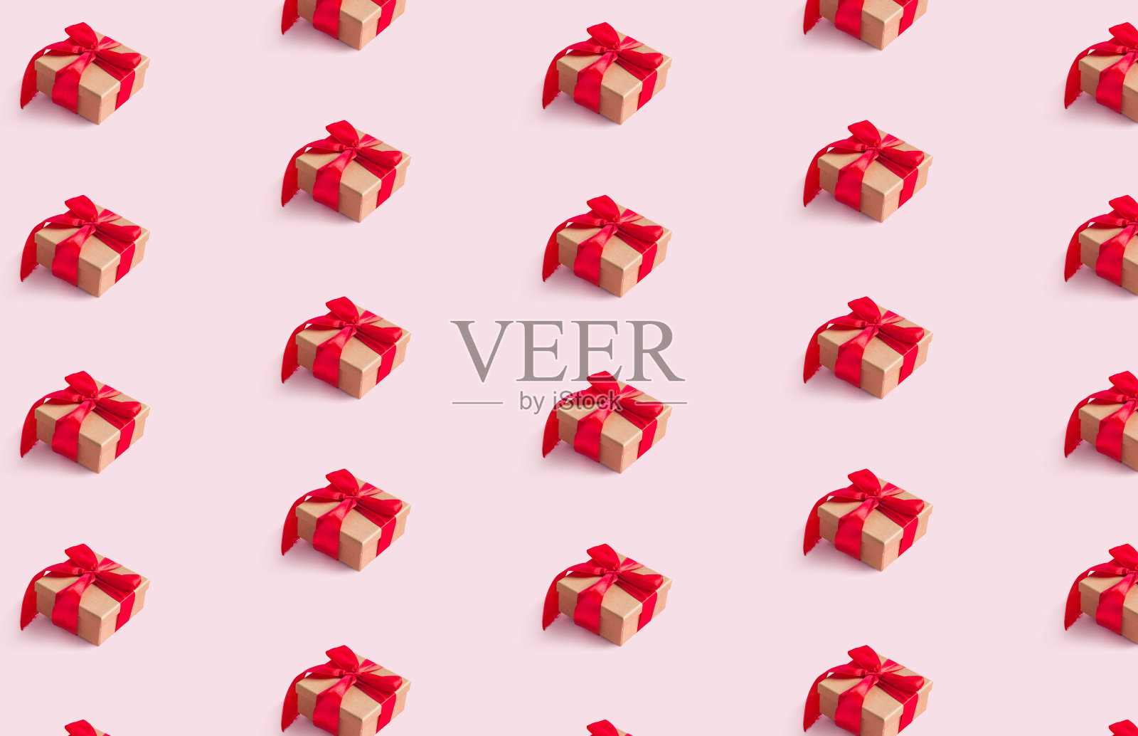 目前工艺盒与红色丝带蝴蝶结，孤立在粉红色的背景。无缝模式照片摄影图片