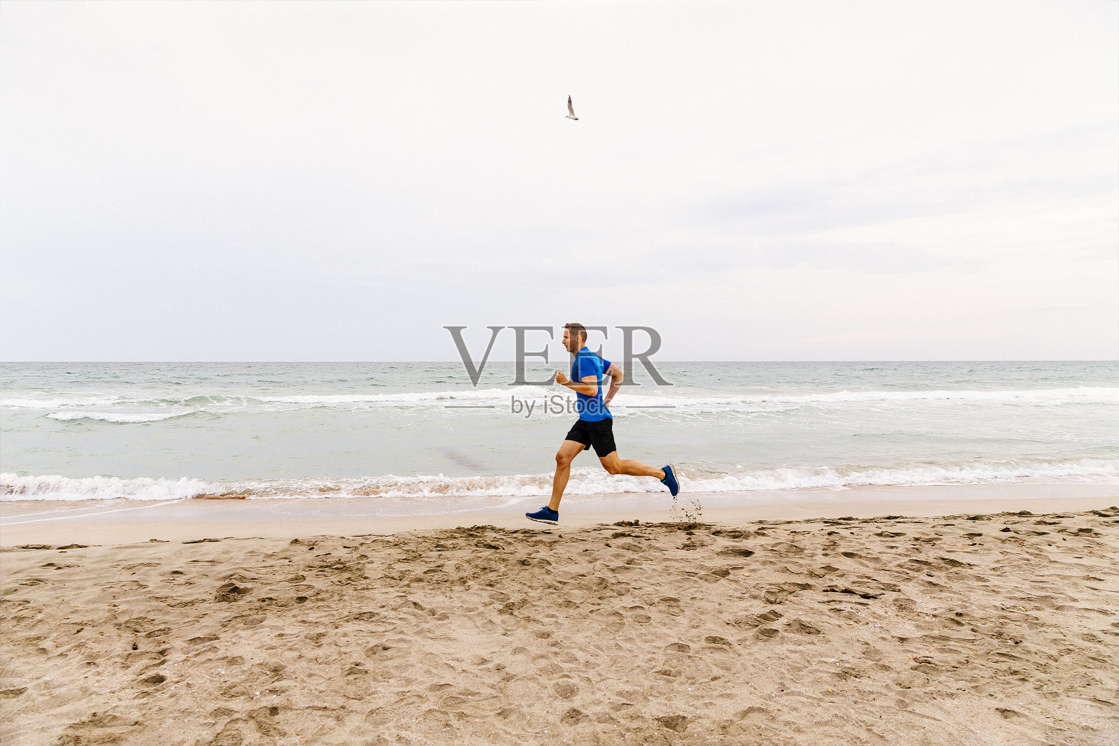 男慢跑者在海边跑步照片摄影图片