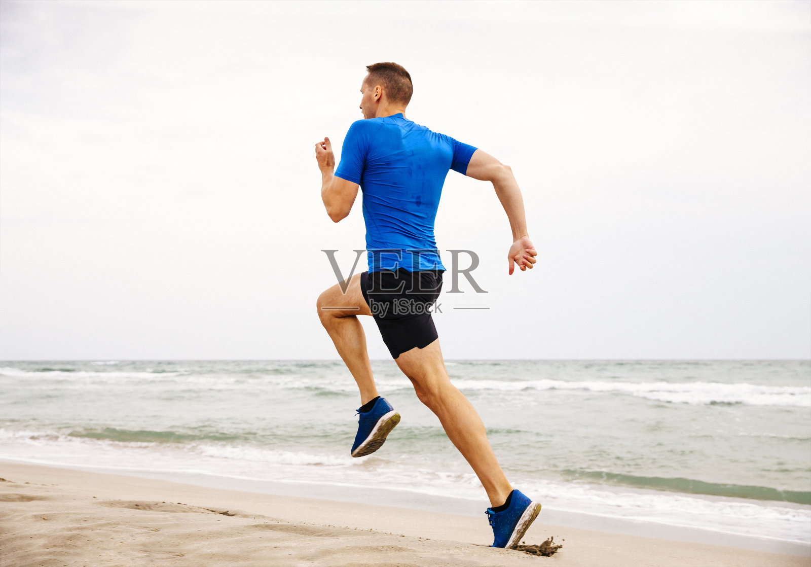 男跑步者在海边跑步照片摄影图片