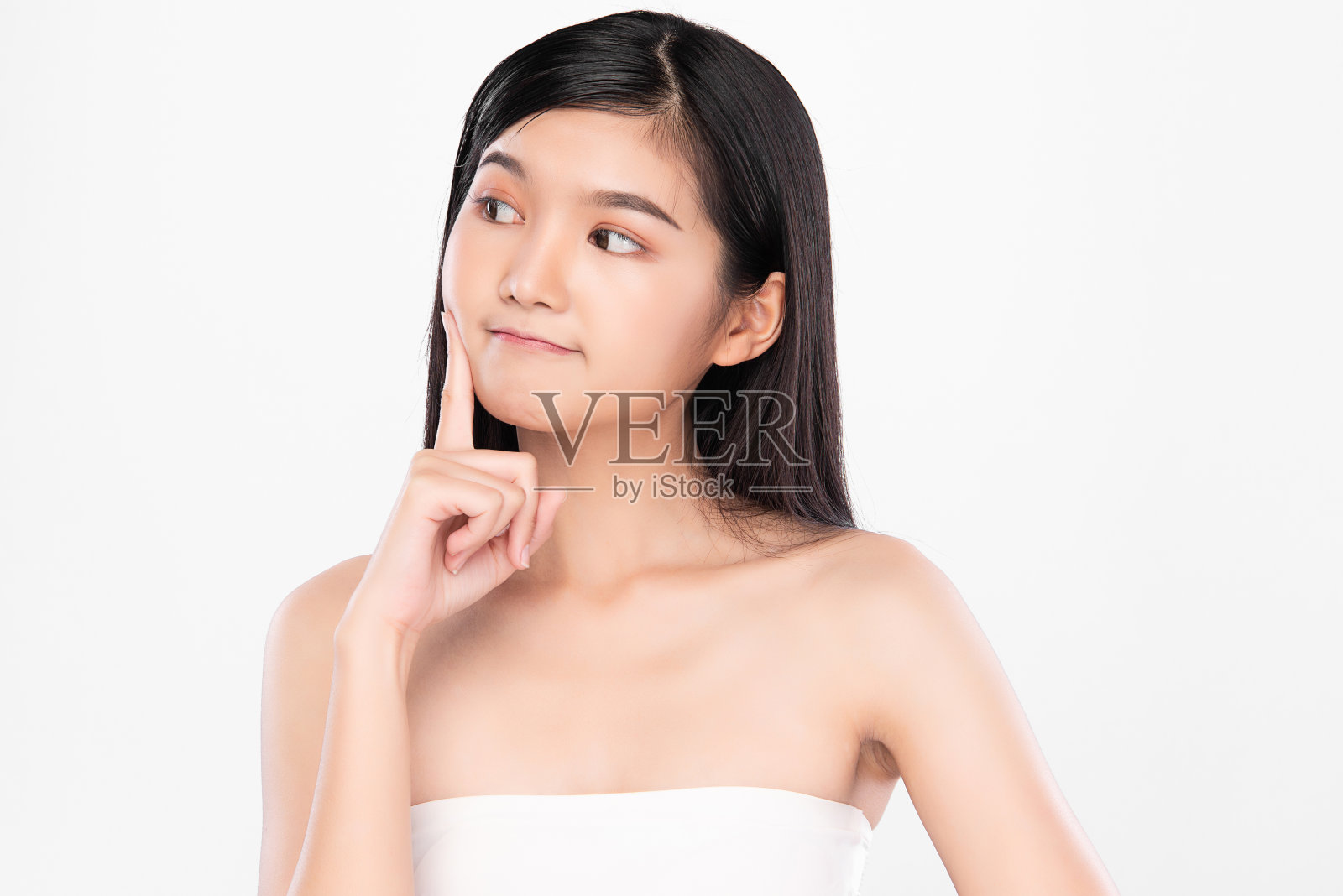 美丽的年轻亚洲女人与干净的新鲜的皮肤在白色的背景，面部护理，面部治疗，美容，美容和水疗，亚洲妇女肖像照片摄影图片