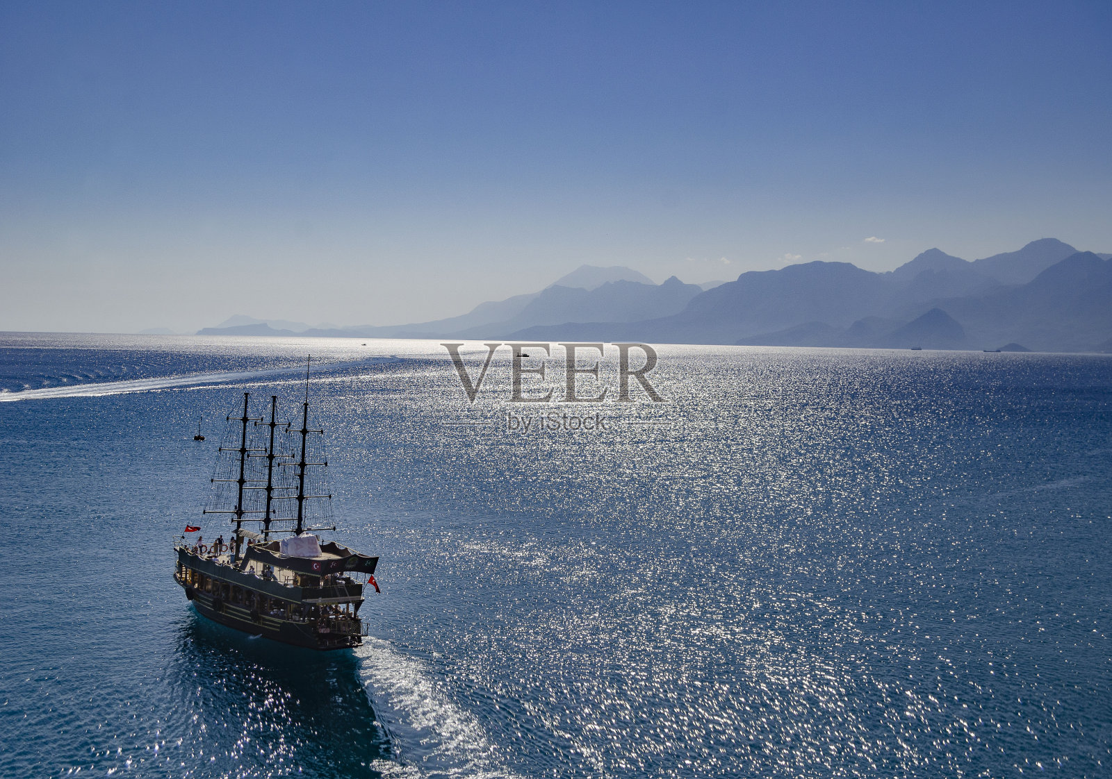 瀑布Duden在安塔利亚，土耳其-自然旅游背景愉快游艇在海边附近照片摄影图片