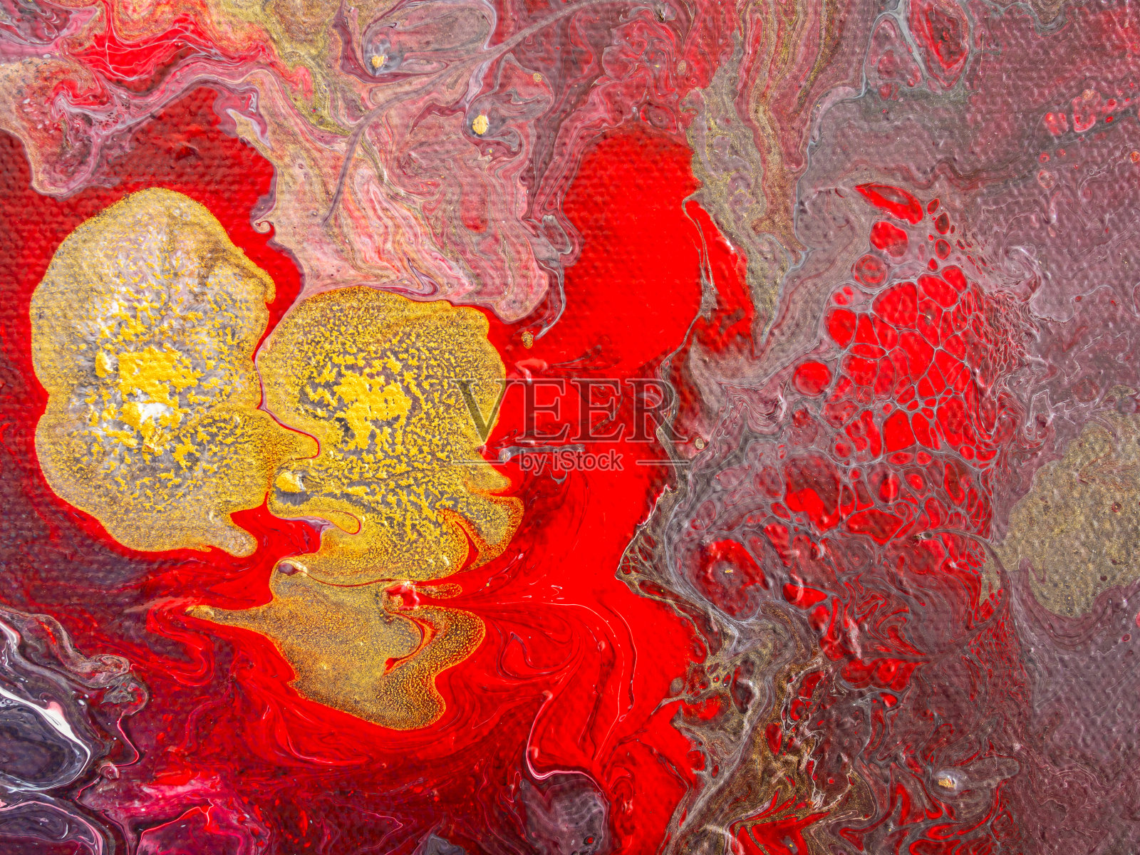 美丽的抽象背景。把丙烯酸颜料倒在画布上。照片摄影图片