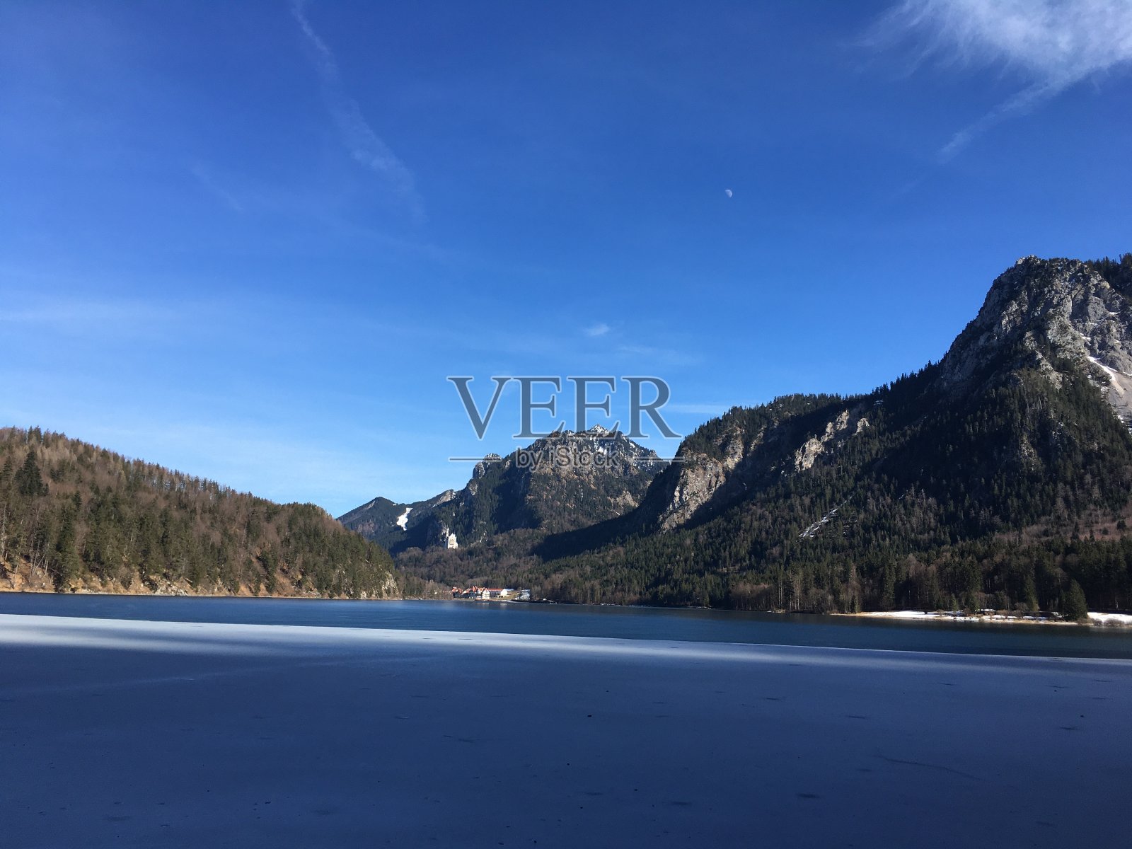 阿尔卑斯湖位于德国巴伐利亚州Ostallgäu区，位于Füssen东南约4公里处。它靠近新天鹅堡和霍恩施万高堡。照片摄影图片