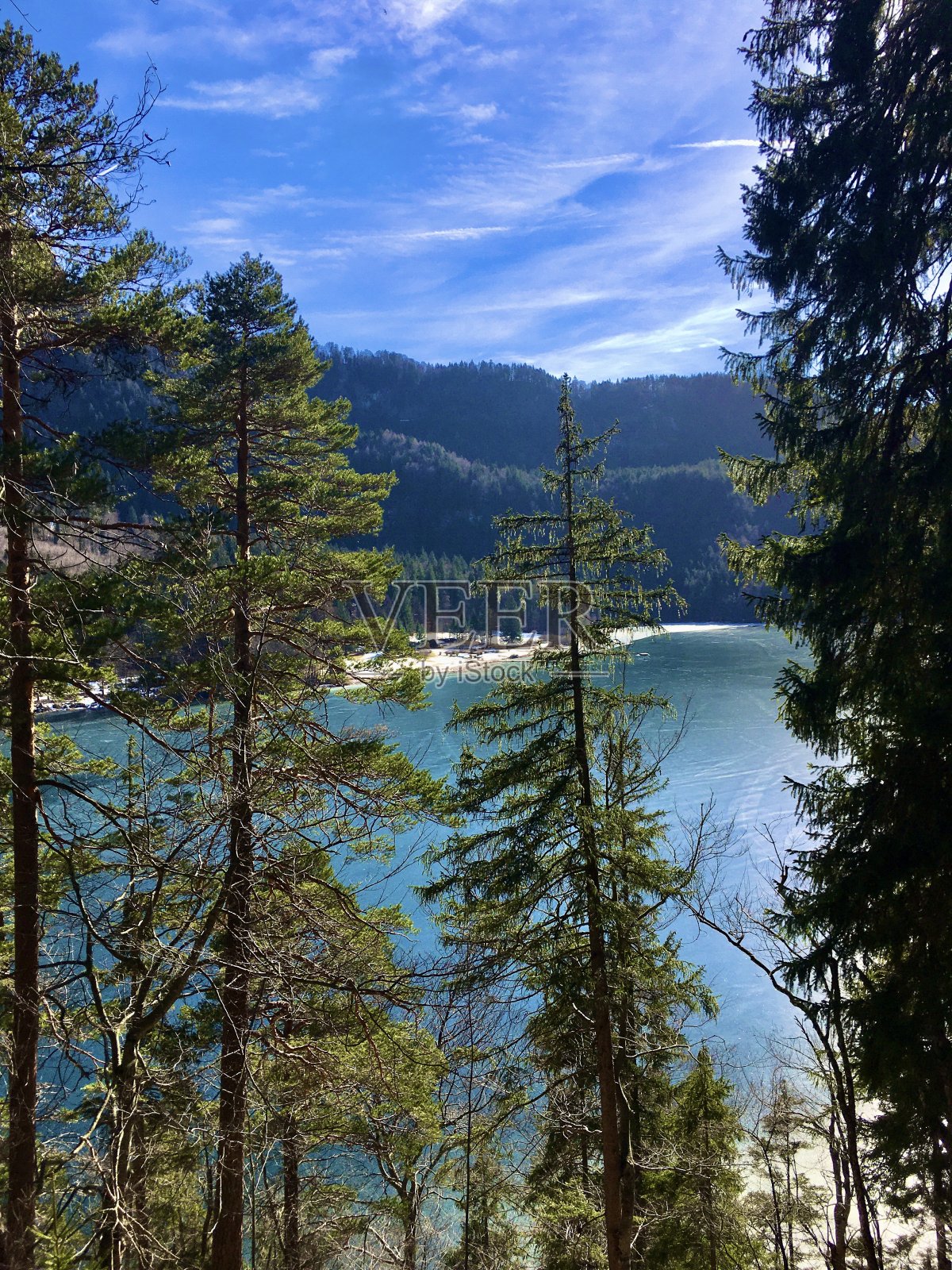 阿尔卑斯湖位于德国巴伐利亚州Ostallgäu区，位于Füssen东南约4公里处。它靠近新天鹅堡和霍恩施万高堡。照片摄影图片