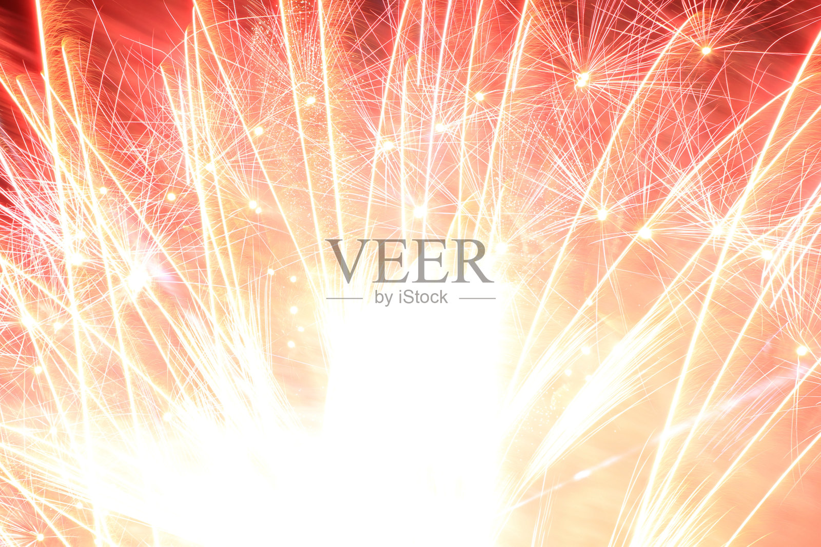 烟花。美丽的彩色烟花在夜空的背景。照片摄影图片