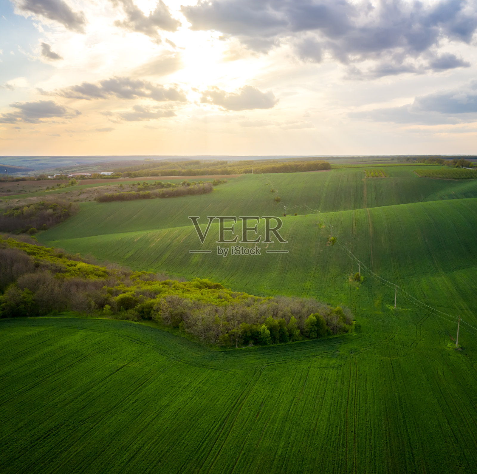 鸟瞰图美丽的乡村与绿色滚动的田野照片摄影图片